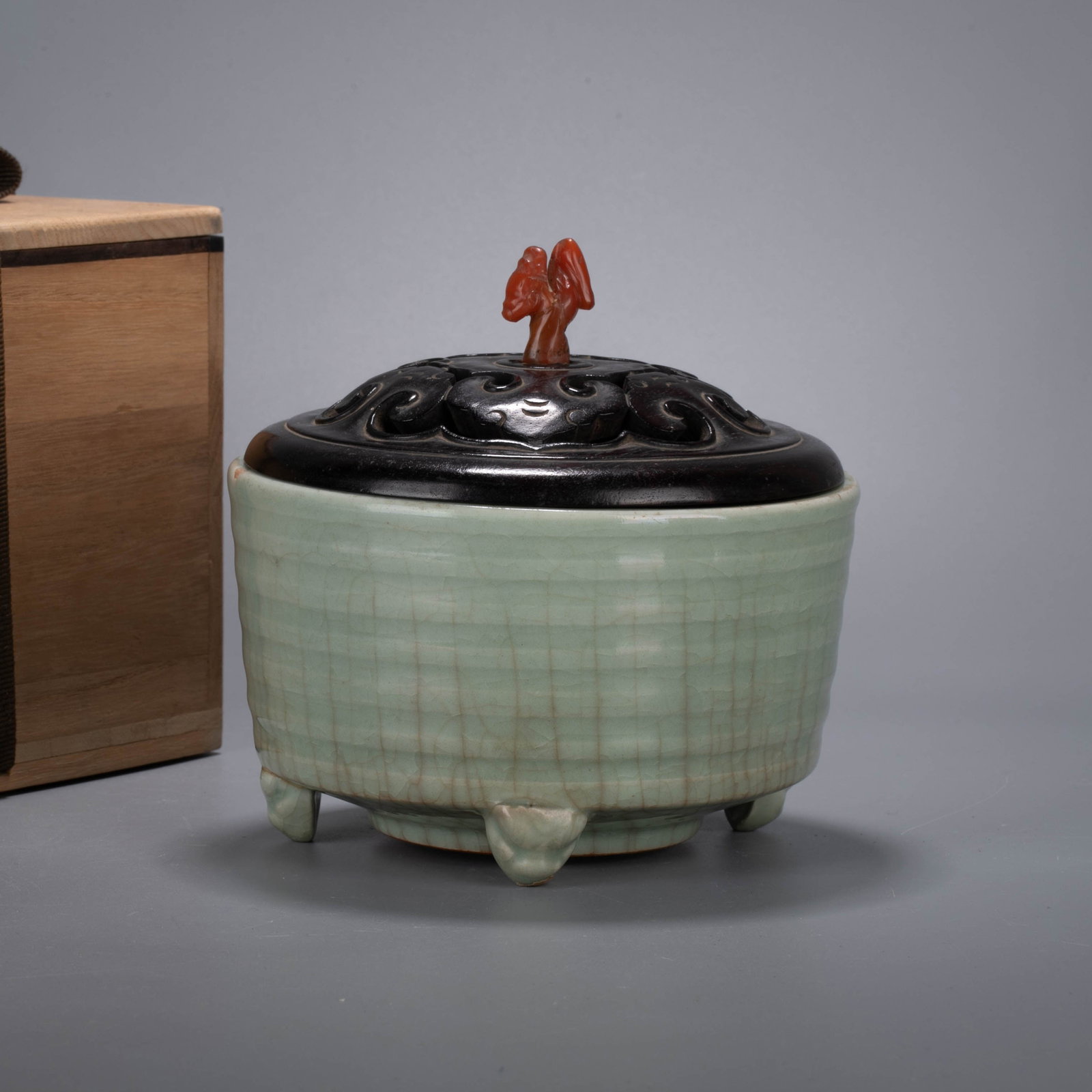 Ming Dynasty Nanhong button cover with Longquan string pattern furnace: Ming Dynasty Nanhong button cover with Longquan string pattern furnace