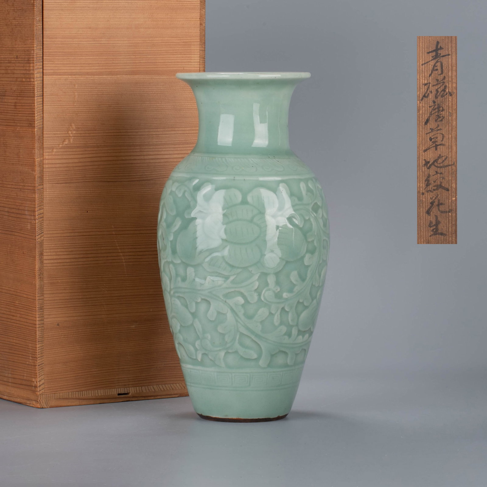 Qianlong period of Qing Dynasty, celadon vase with peony pattern: Qianlong period of Qing Dynasty, celadon vase with peony pattern