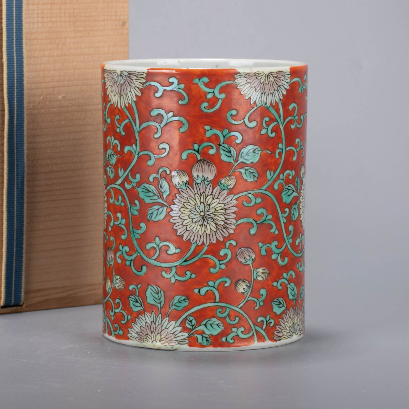 Qing dynasty coral red ground pen holder with chrysanthemum pattern: Qing dynasty coral red ground pen holder with chrysanthemum pattern