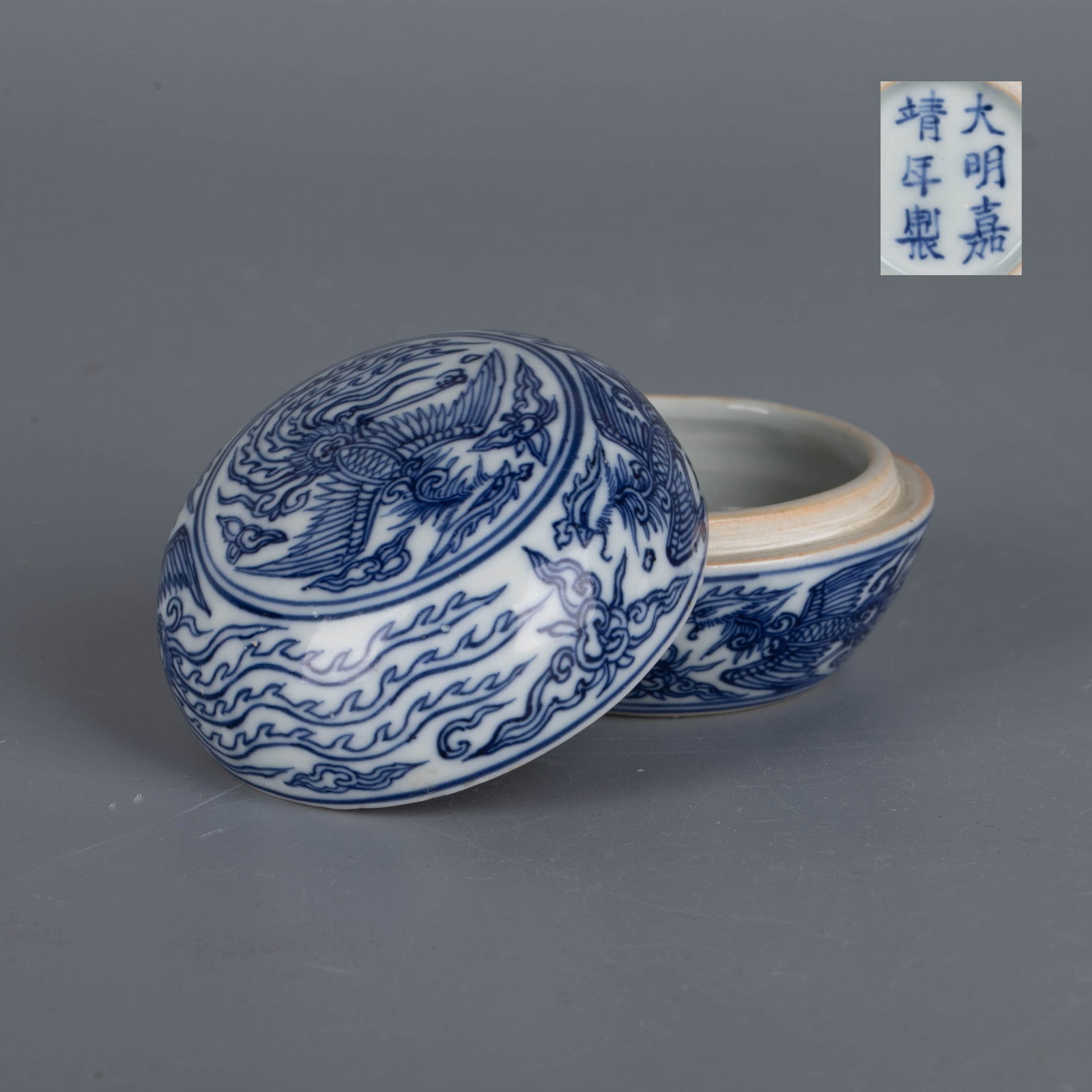 Qing Dynasty blue and white double phoenix cloud pattern ink box: Qing Dynasty blue and white double phoenix cloud pattern ink box