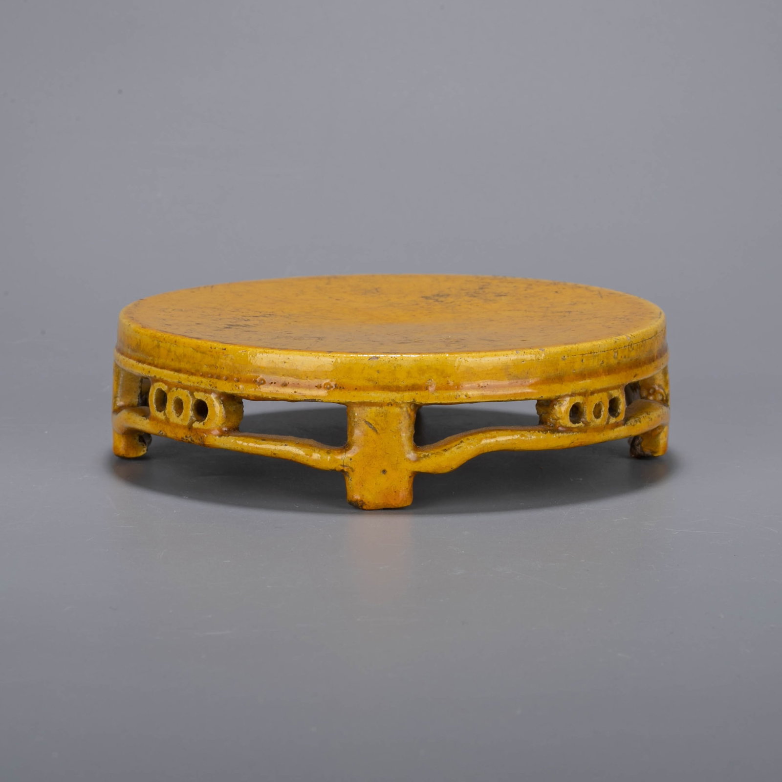 Clear lemon yellow three-legged plate: Clear lemon yellow three-legged plate