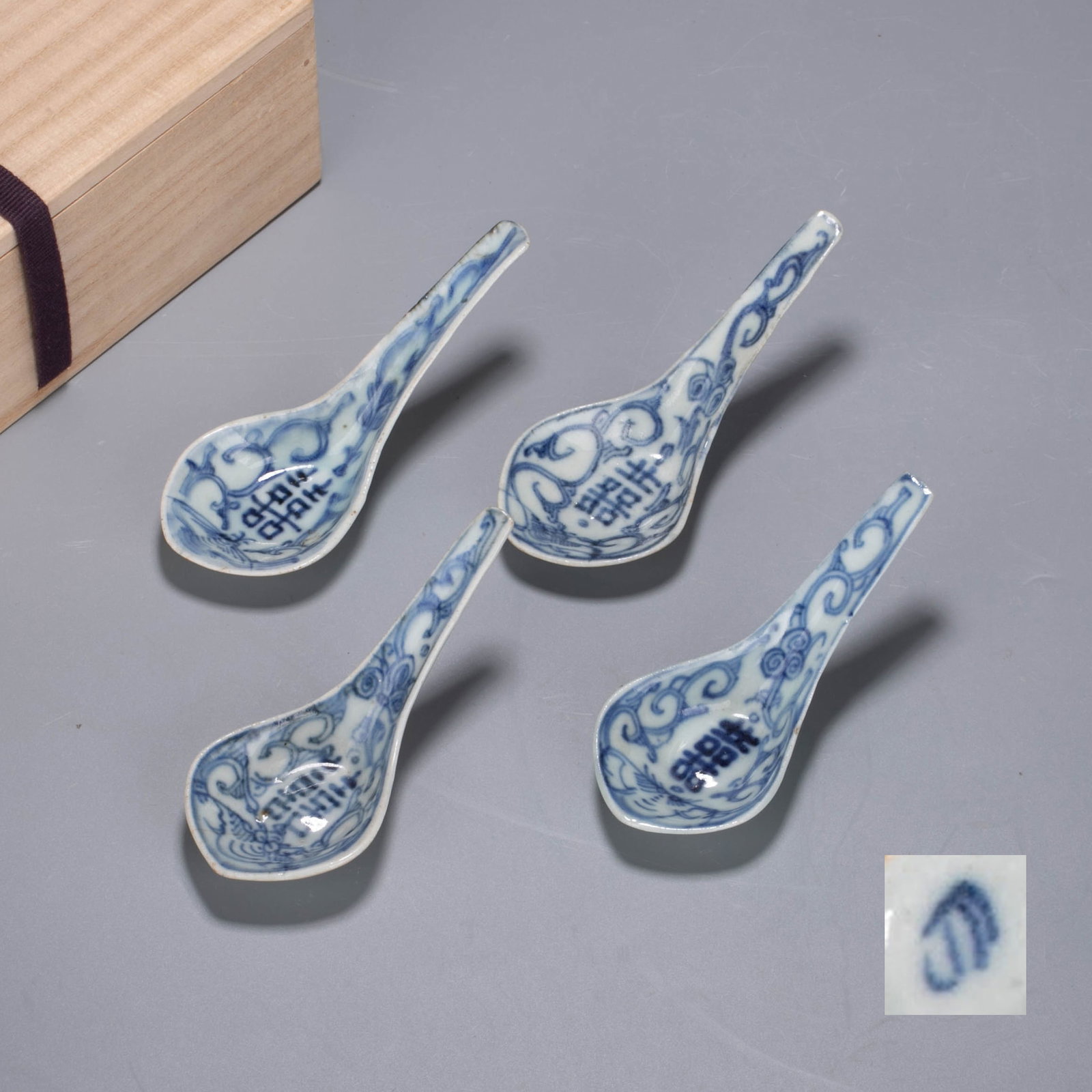 Qing blue and white soup spoon: Qing blue and white soup spoon