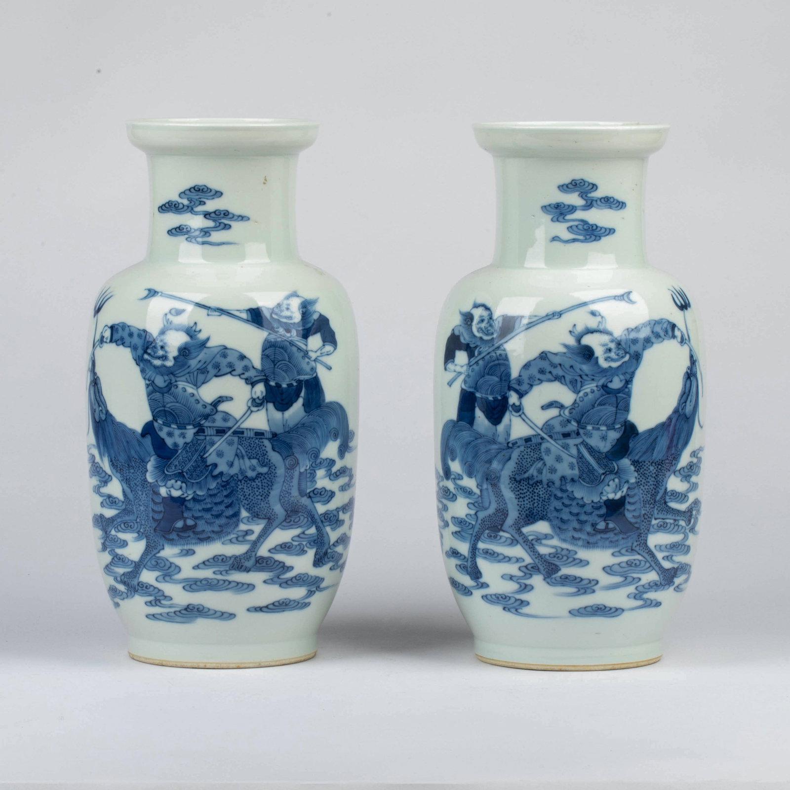 Qing Dynasty blue and white sometsuke (blue and white underglaze) pair of sword and hammer bottles: This is a pair of hammer vases with blue and white "sword and horse man" patterns from the Qing Dynasty.The bottle is made in the classic mallet style: the mouth is straight with a straight neck, the 