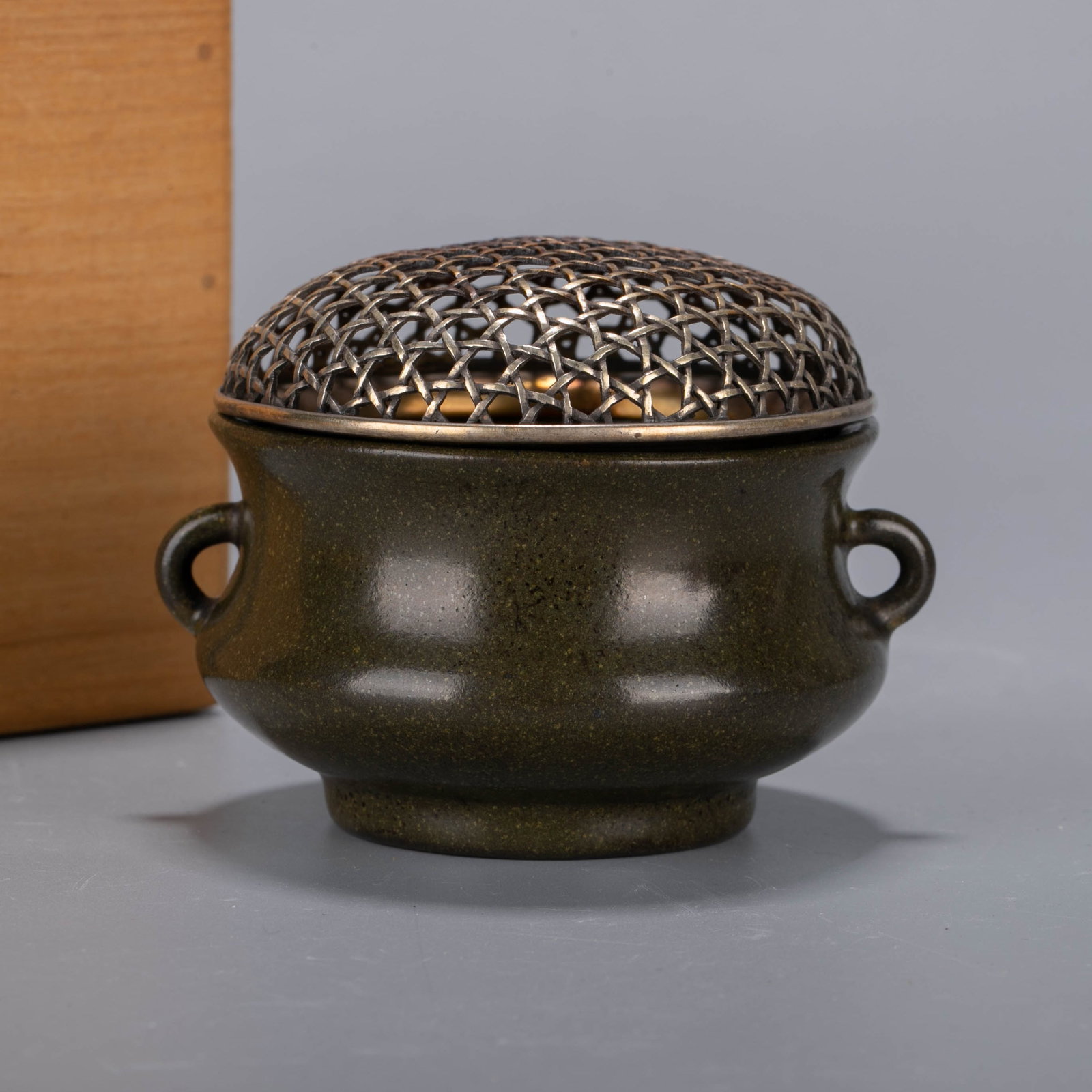 Qing Yongzheng tea glazed incense burner: Qing Yongzheng tea glazed incense burner