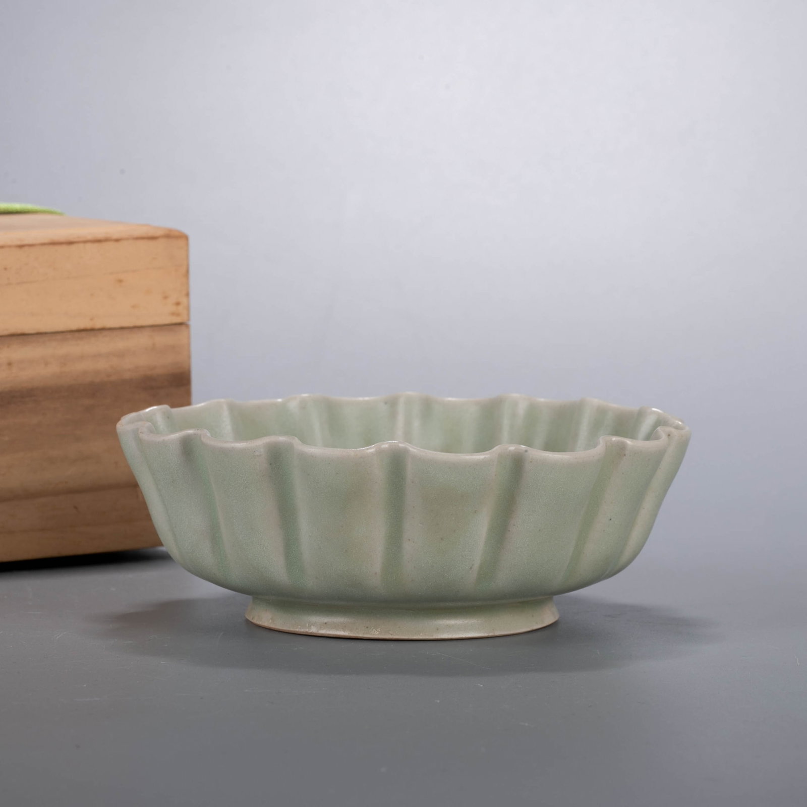 Five Dynasties Yaozhou lobed rim lamp (1 of 6)