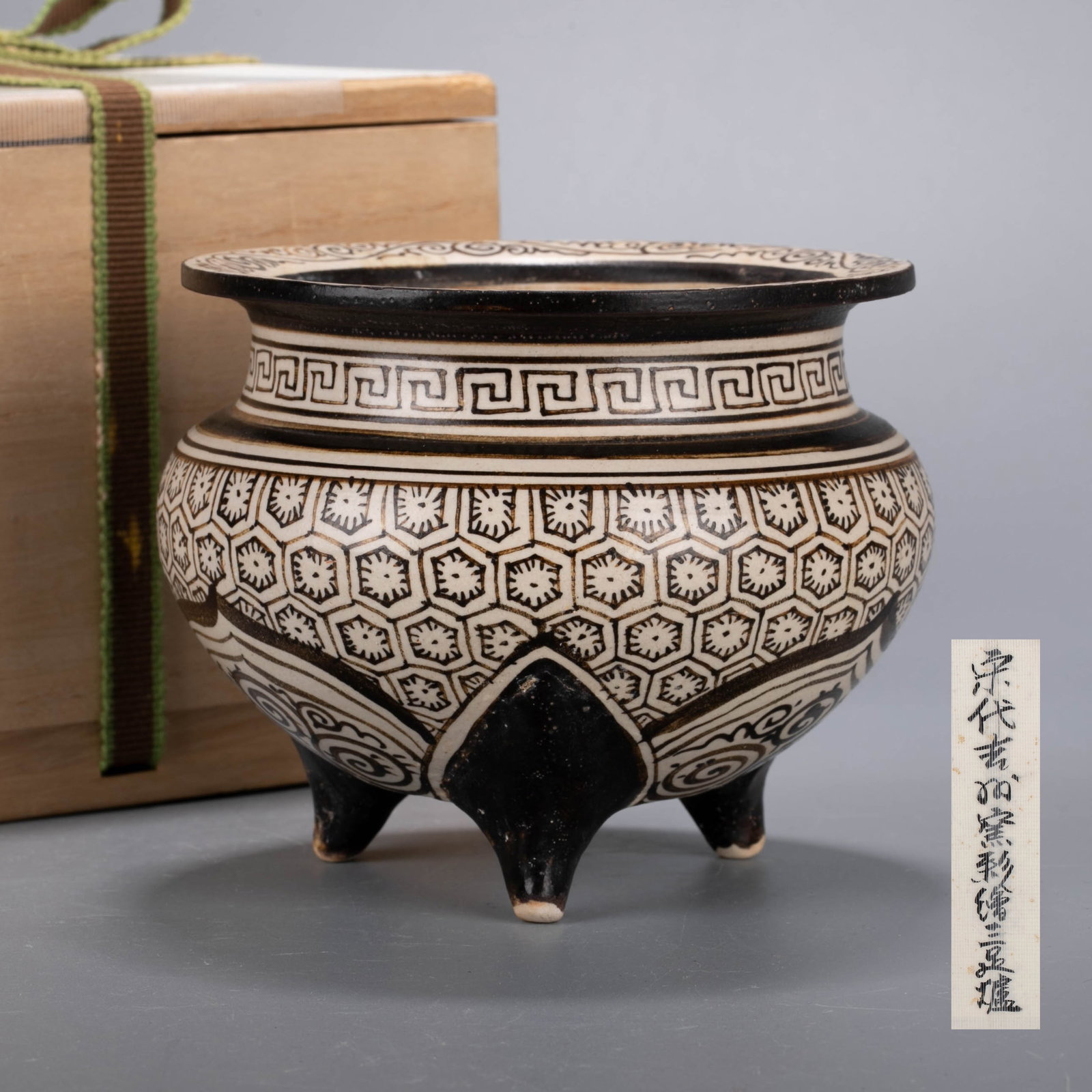 Song Dynasty Jizhou kiln painted three-legged furnace: Song Dynasty Jizhou kiln painted three-legged furnace