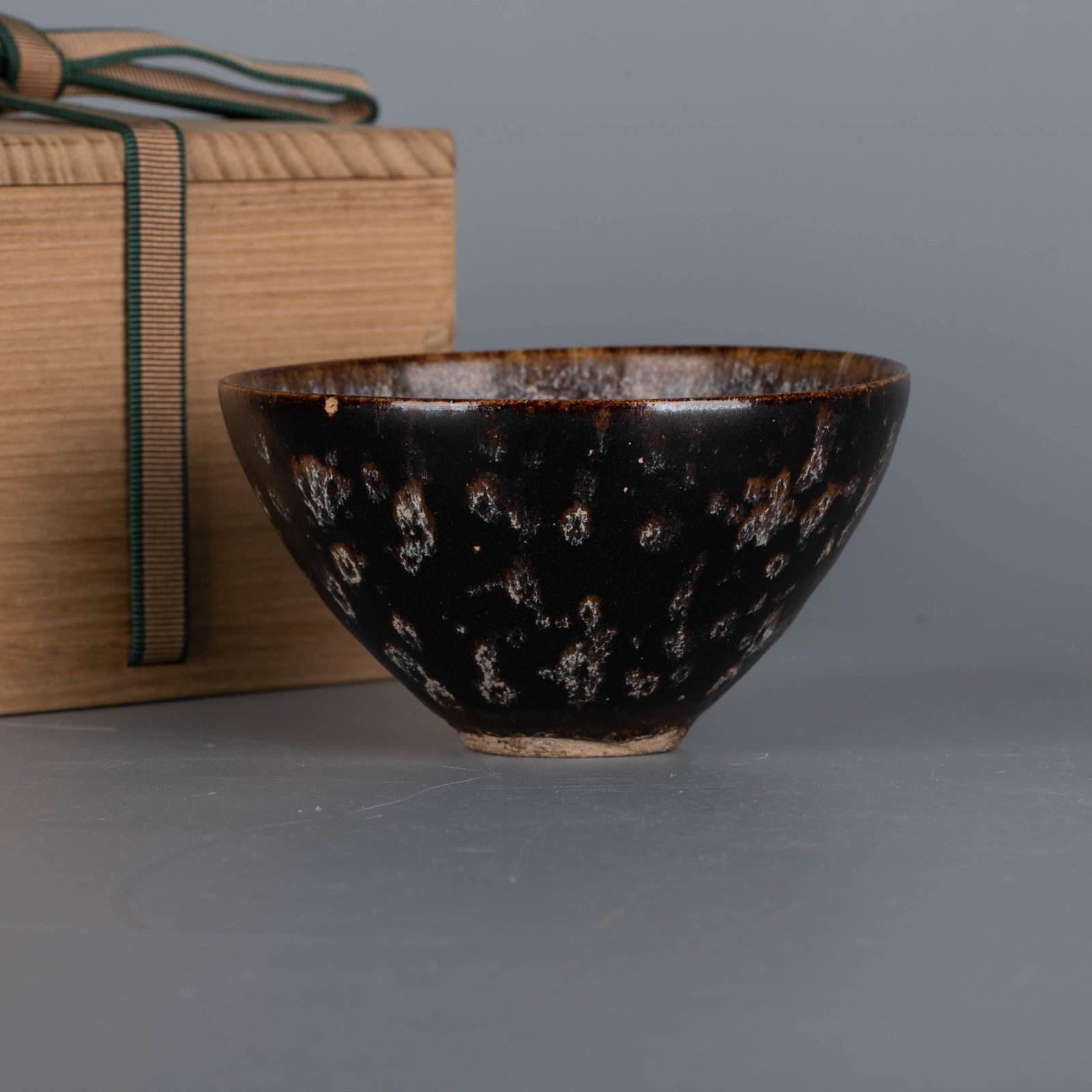 The kiln is transformed into a tea cup with gold Tianmu sprinkled on it: The kiln is transformed into a tea cup with gold Tianmu sprinkled on it
