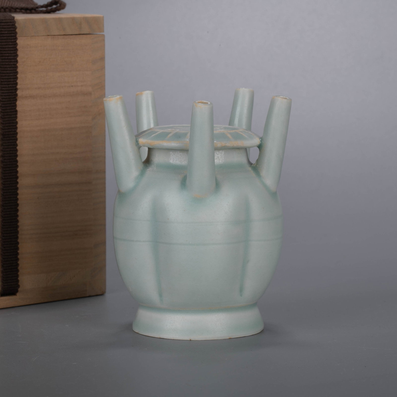 Blue and white glaze melon-ribbed body five-tube bottle: Blue and white glaze melon-ribbed body five-tube bottle