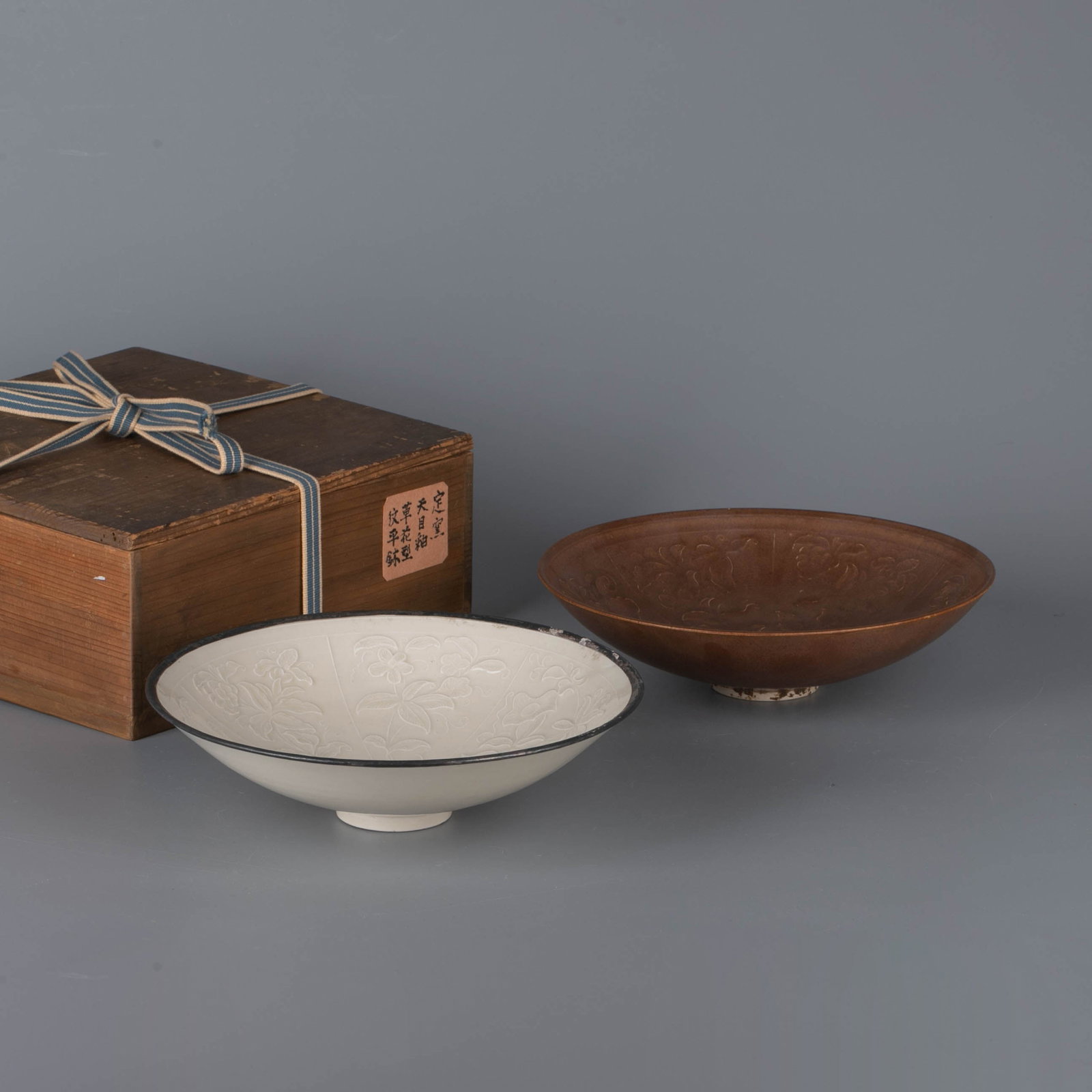 Ding kiln pair of purple and white Ding printed bamboo hats and bowls: Ding kiln pair of purple and white Ding printed bamboo hats and bowls