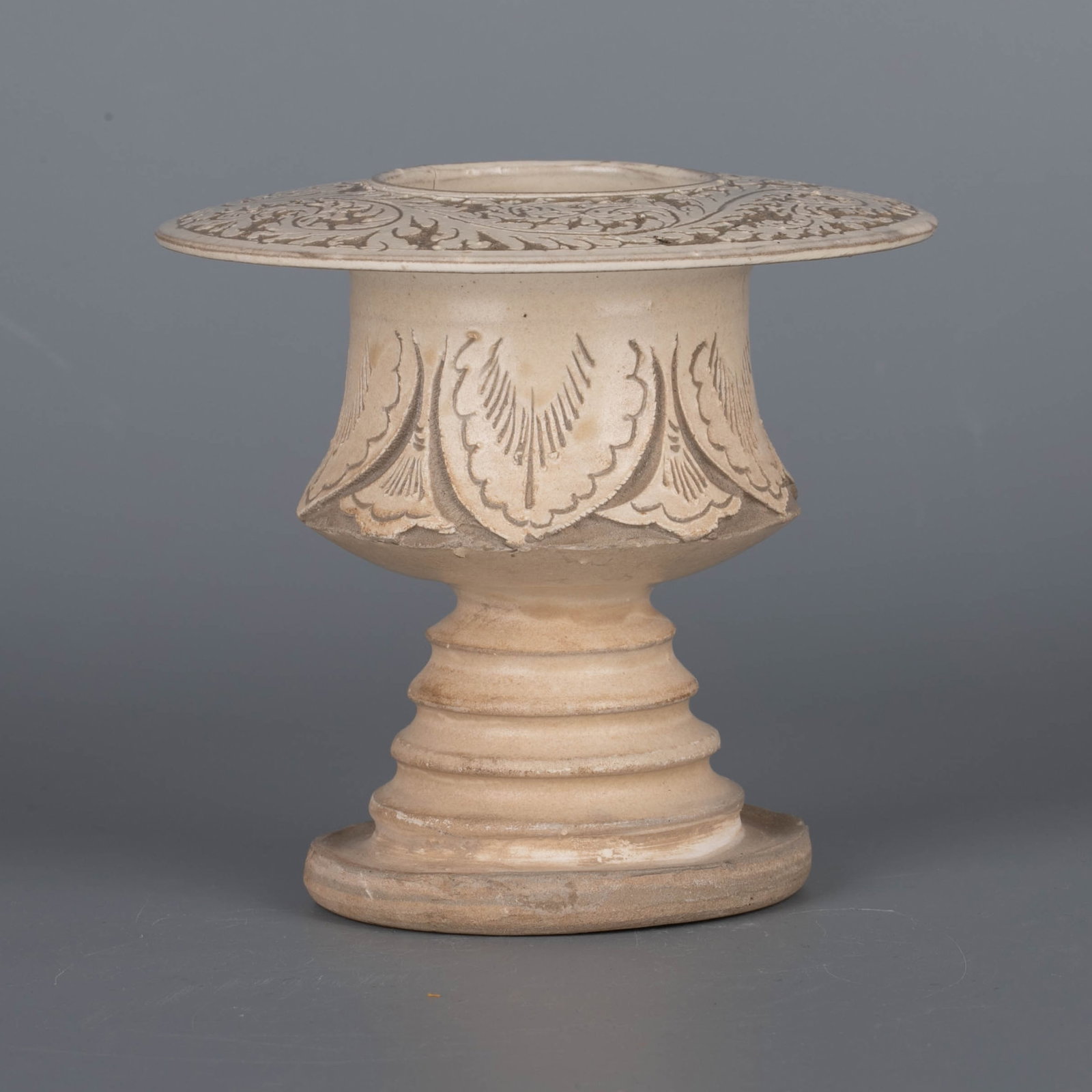 Song Dynasty Dengfeng kiln pearl ground incised furnace: Song Dynasty Dengfeng kiln pearl ground incised furnace