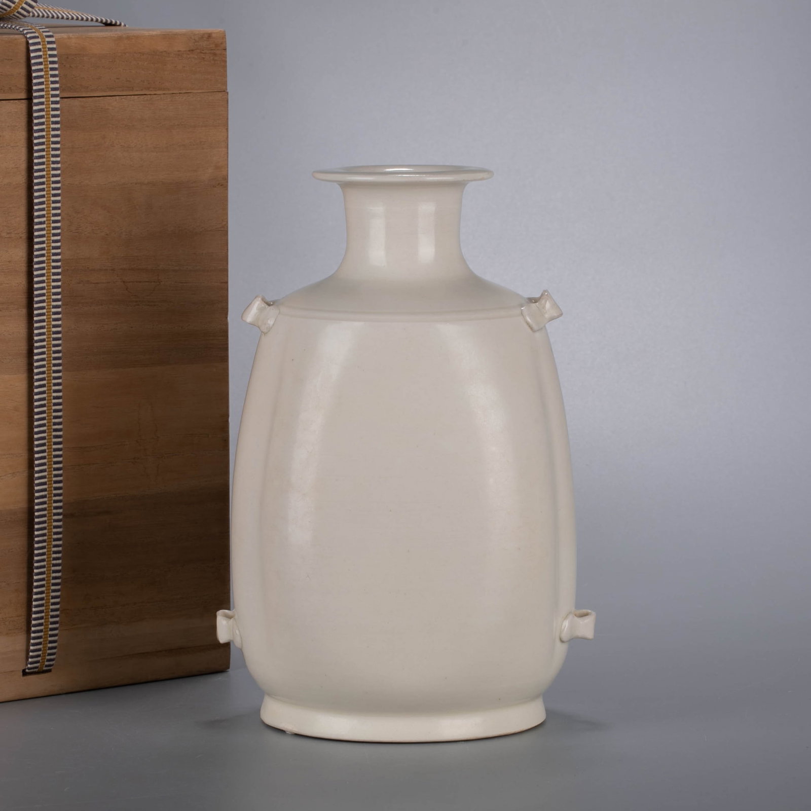 Five Dynasties Xing kiln vase: Five Dynasties Xing kiln vase