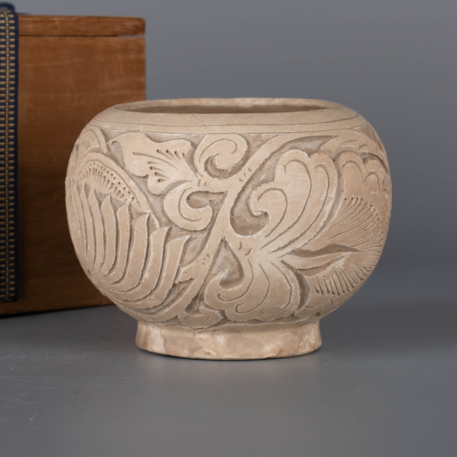 Song Dynasty white glaze tickincised jar: Song Dynasty white glaze tickincised jar