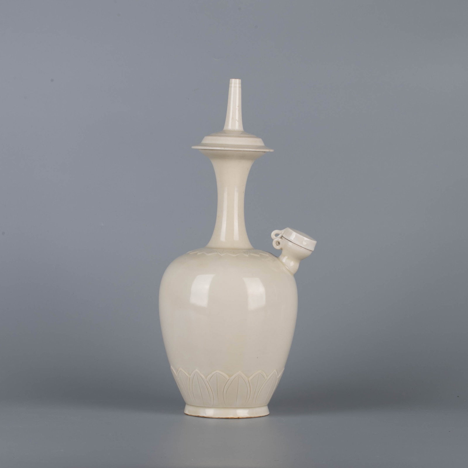 Ding kiln white glazed lotus pattern pure vase: Ding kiln white glazed lotus pattern pure vase
