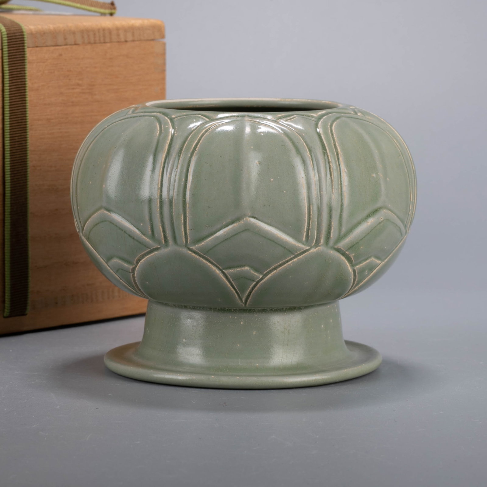 Five Dynasties Yuezhou kiln celadon bean-shaped vessel: Five Dynasties Yuezhou kiln celadon bean-shaped vessel