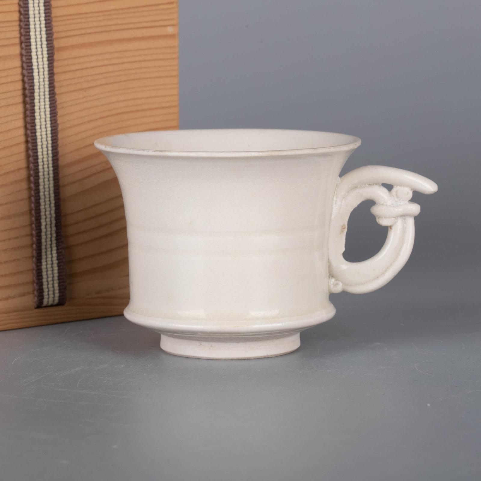Tang Dynasty Xing kiln white glaze cup: Tang Dynasty Xing kiln white glaze cup