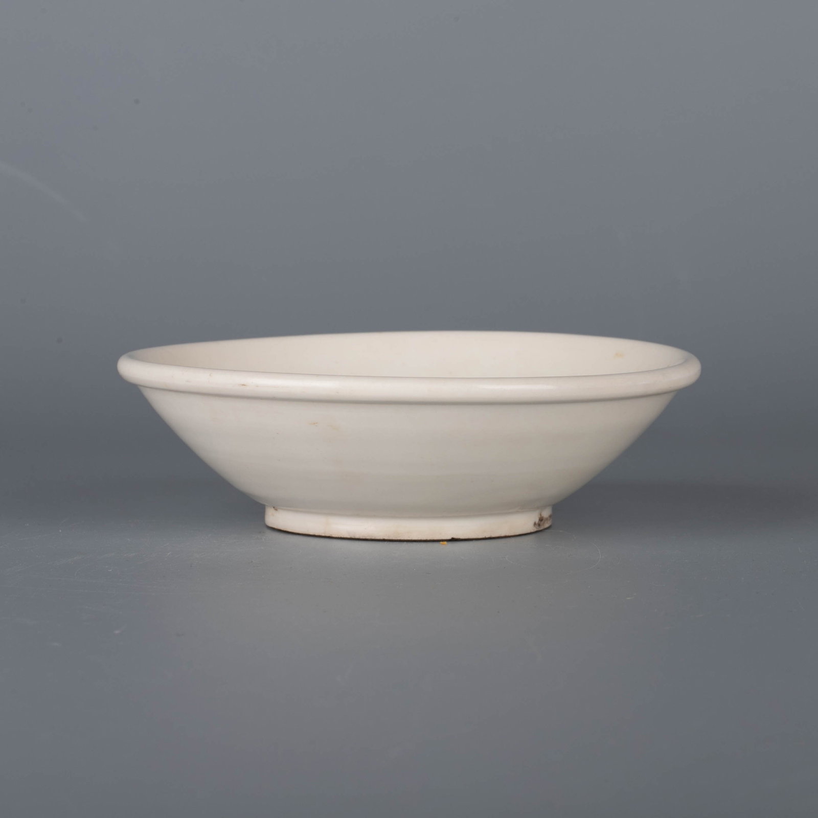 Tang Dynasty Ying mark white glaze lamp: Tang Dynasty Ying mark white glaze lamp