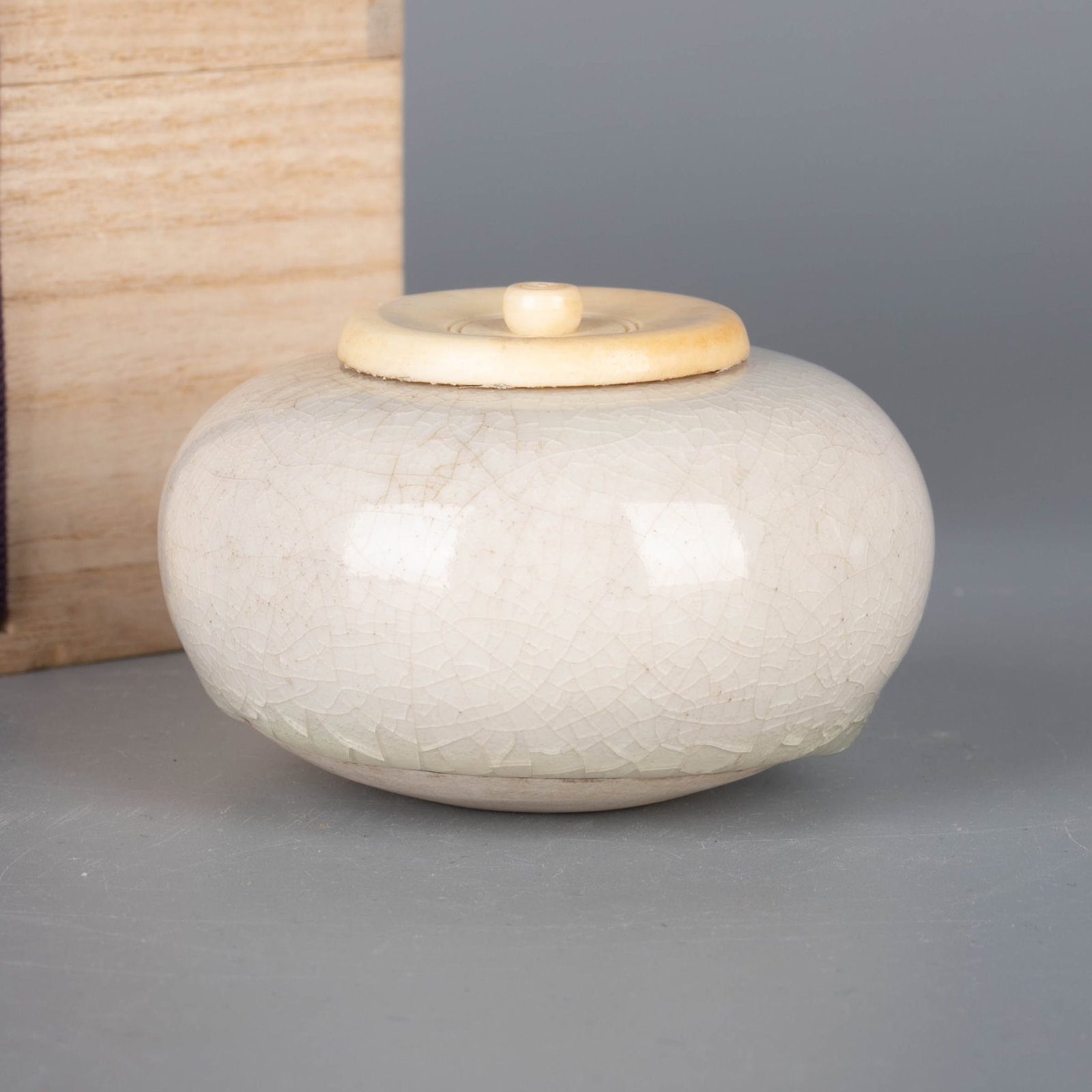 Sui white wares covered bowl: Sui white wares covered bowl