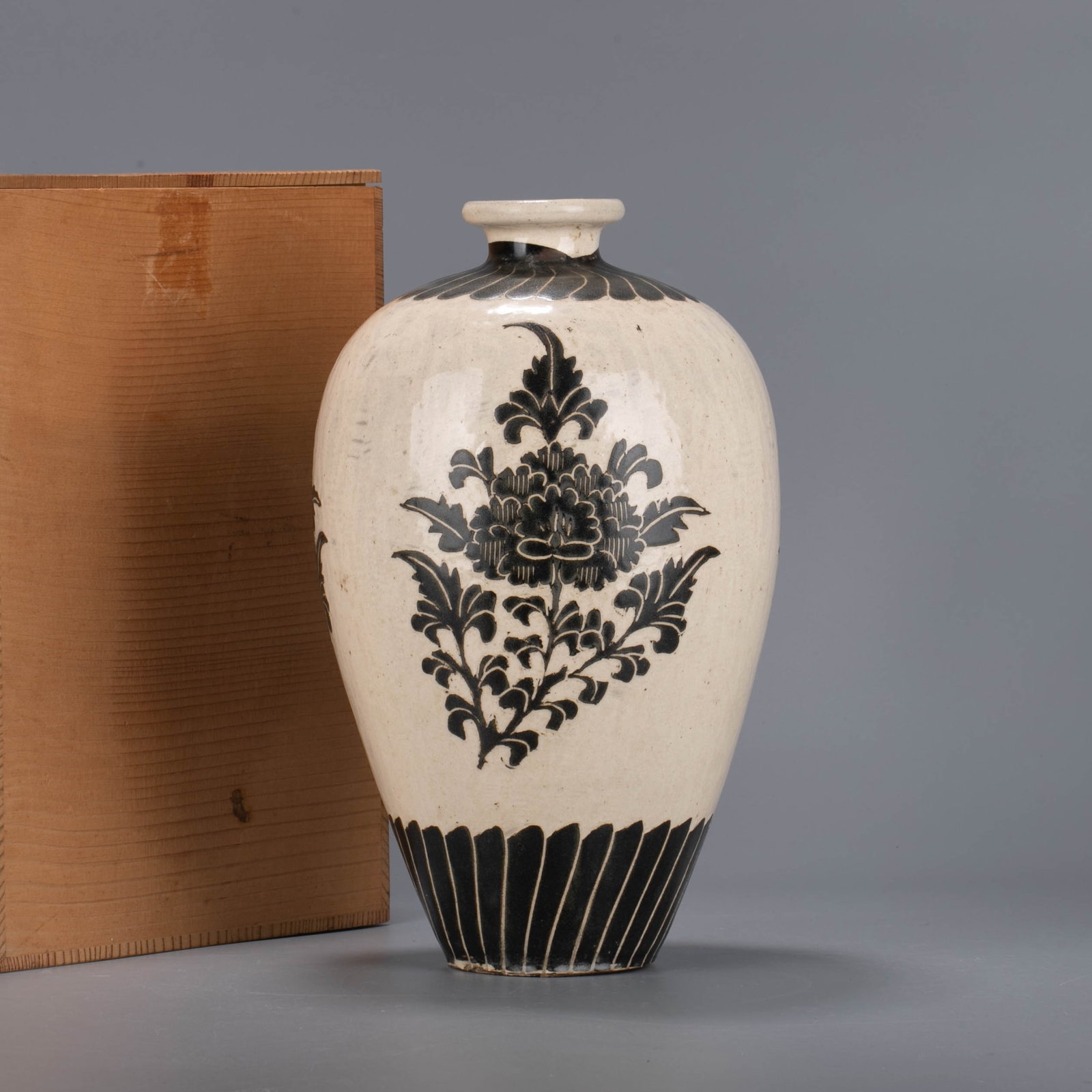 Cizhou kiln incised flower meiping vase: Cizhou kiln incised flower meiping vase