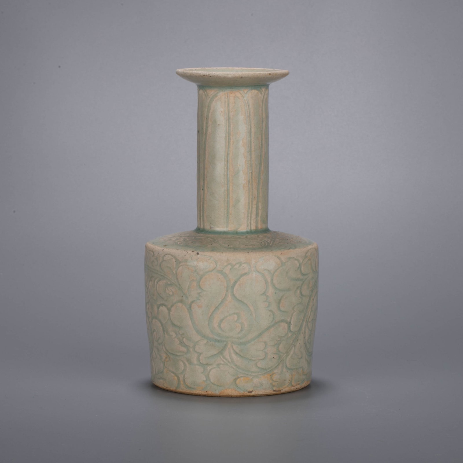 Song Dynasty Yingqing incised flower peony pattern dish mouth vase: Song Dynasty Yingqing incised flower peony pattern dish mouth vase