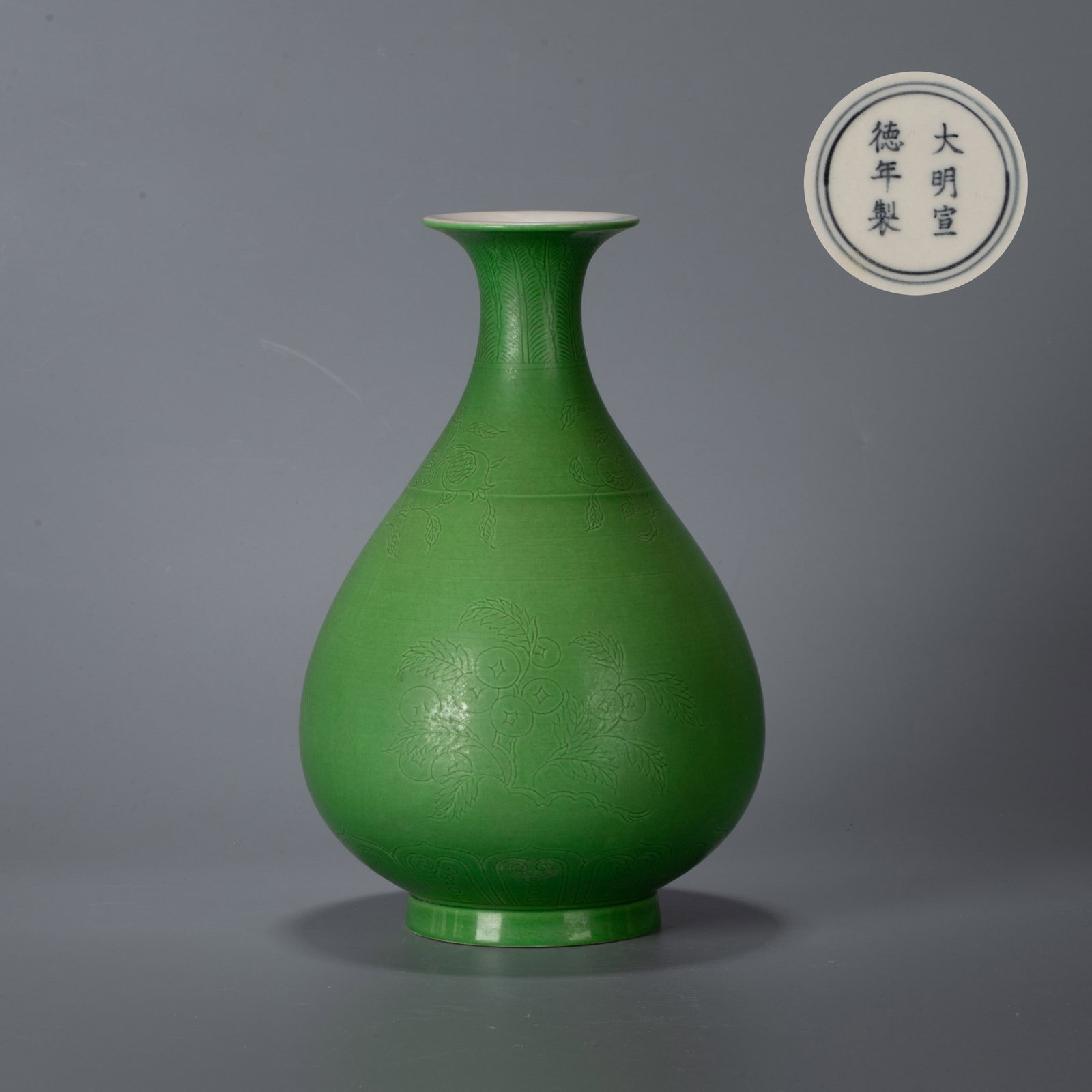 Ming dynasty xuande emerald green glaze jade pot with three patterns: Ming dynasty xuande emerald green glaze jade pot with three patterns