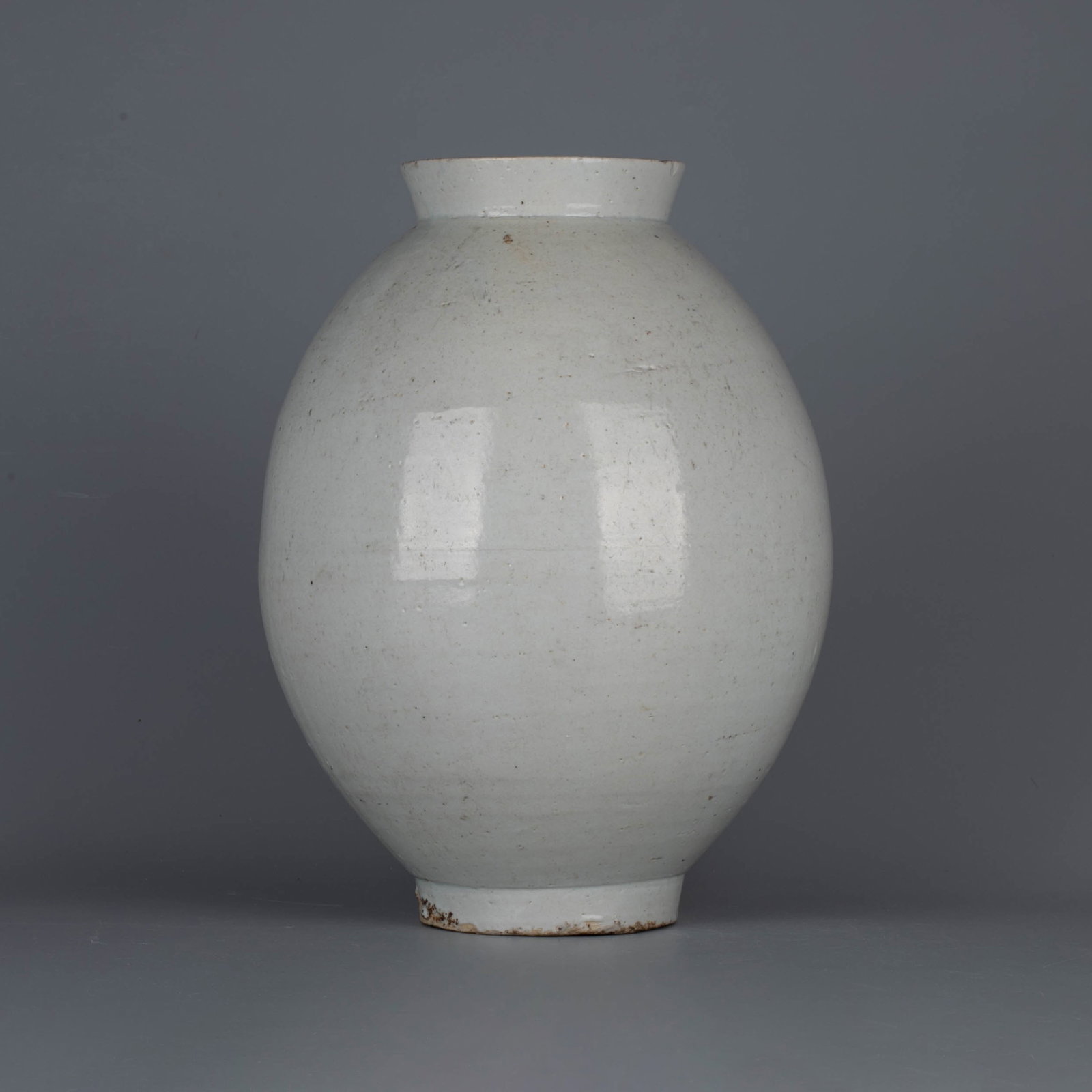 Li Chao white wares lantern jar: This is a white porcelain lantern jar (also known as the moon jar) from the Li Dynasty. The shape of the vessel has a short straight mouth, plump shoulders, and a round belly, with the lower belly gra