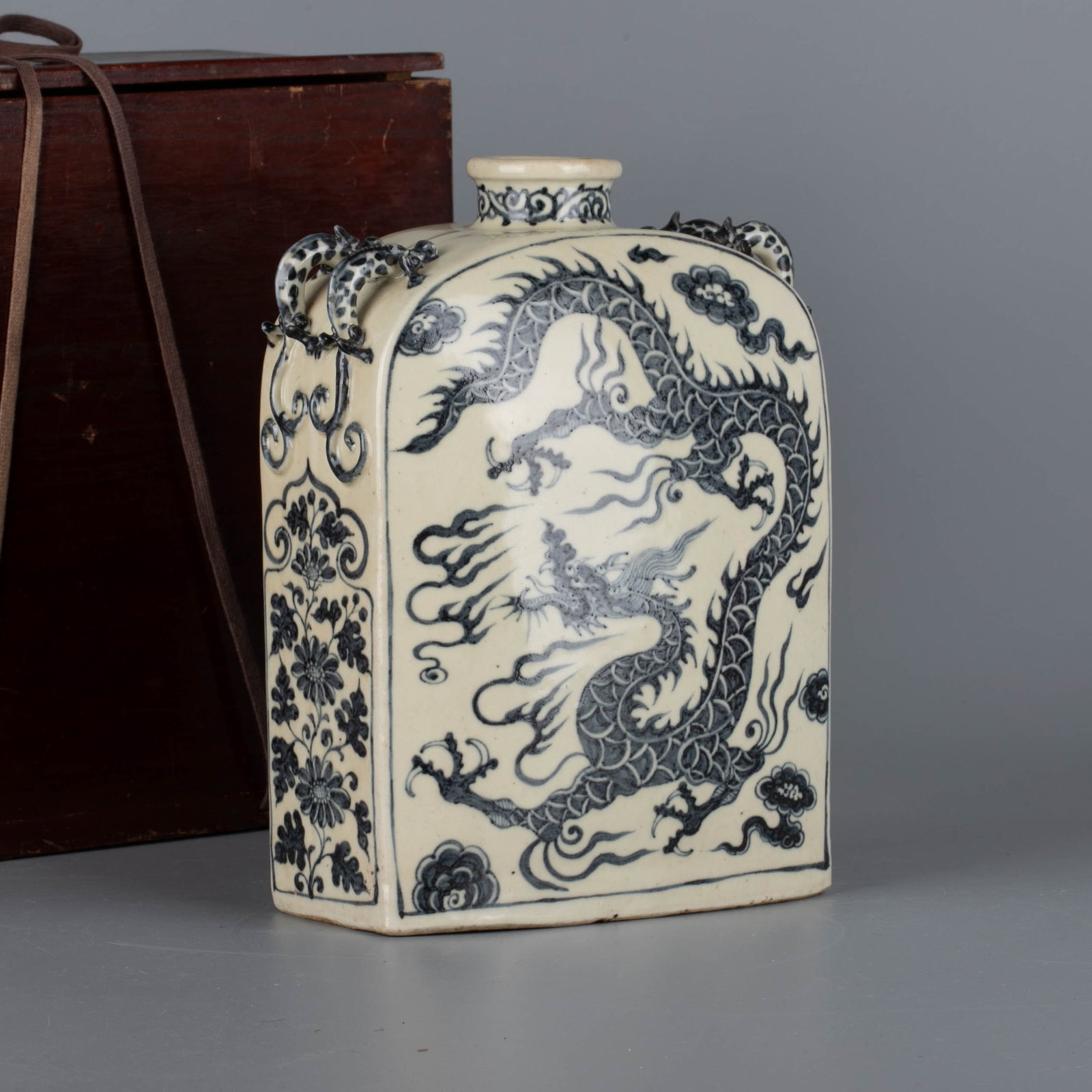 Yuan blue and white dragon pattern flat pot: Yuan blue and white dragon pattern flat pot