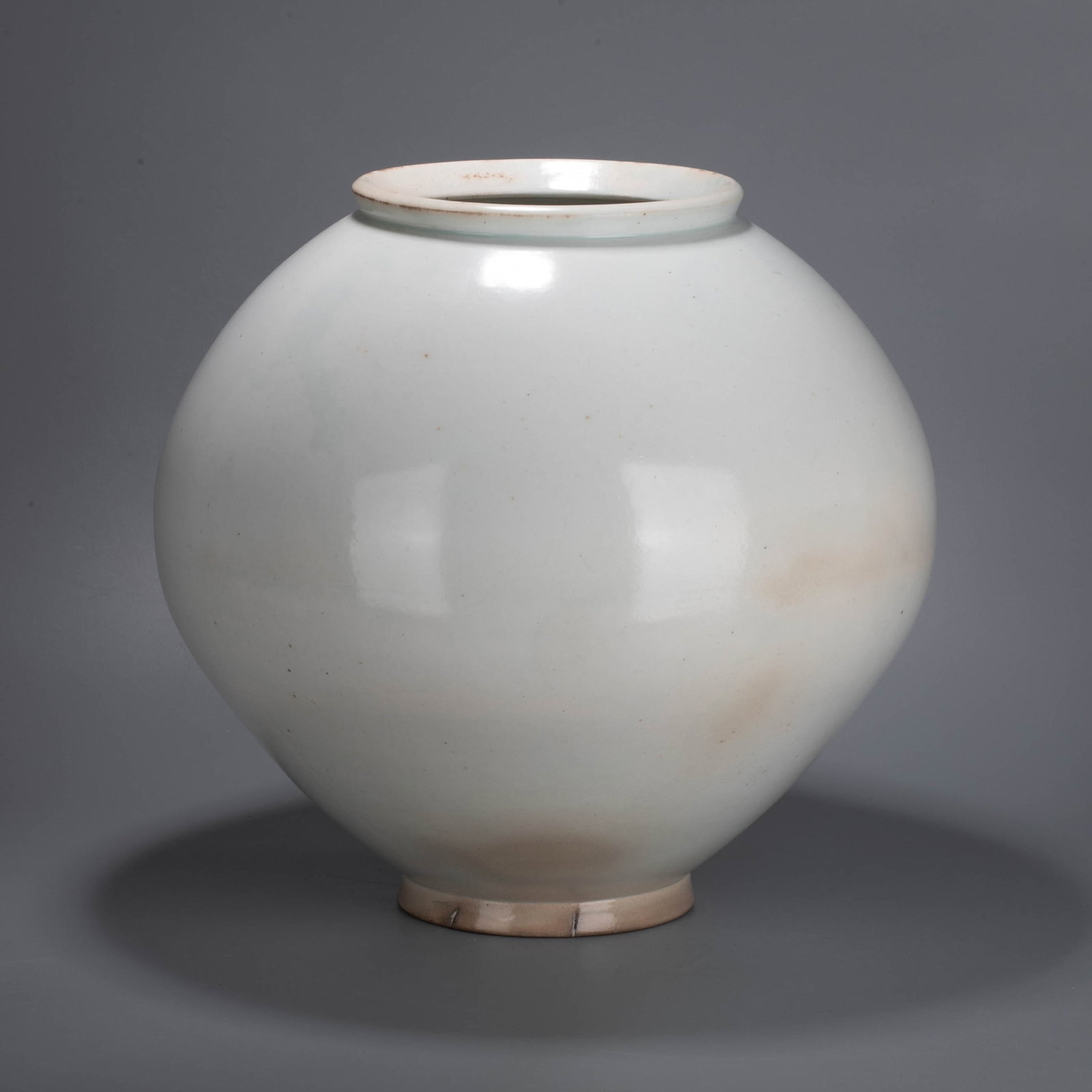 Li Chao white wares moon jar: This is a Yi Dynasty white porcelain moon jar, an iconic ceramic masterpiece of the Joseon Dynasty (17th-18th century). The body of the vessel is as round as the full moon, with a short straight