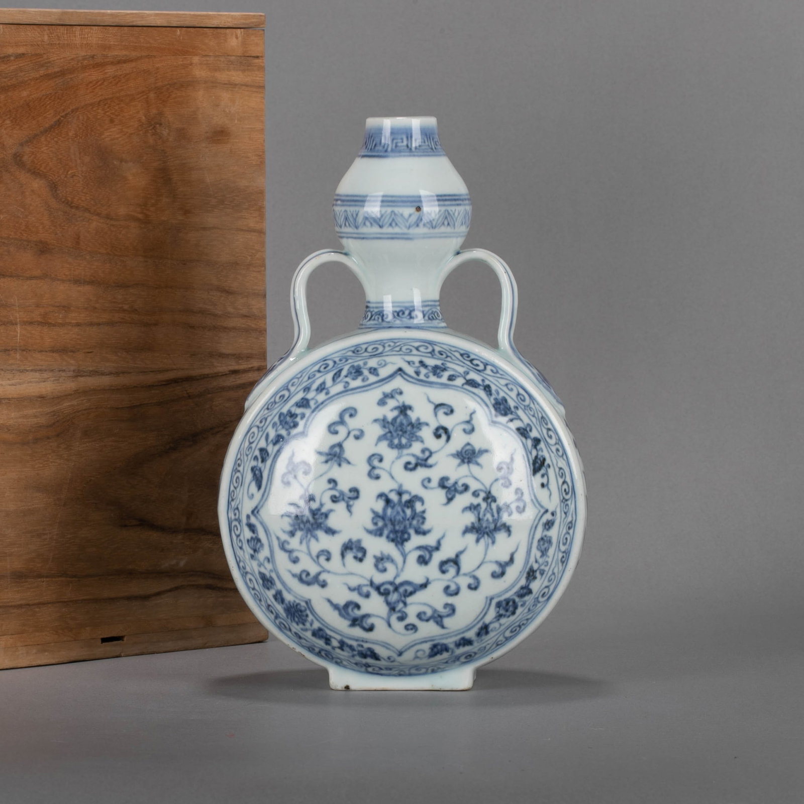 Ming sometsuke (blue and white underglaze) arabesque pattern ear-attached flat kettle: This is a Ming Dynasty blue and white double-eared flat bottle with entwined branches and floral patterns (also known as the moon bottle). The shape of the vessel is straight and slightly extravagant.