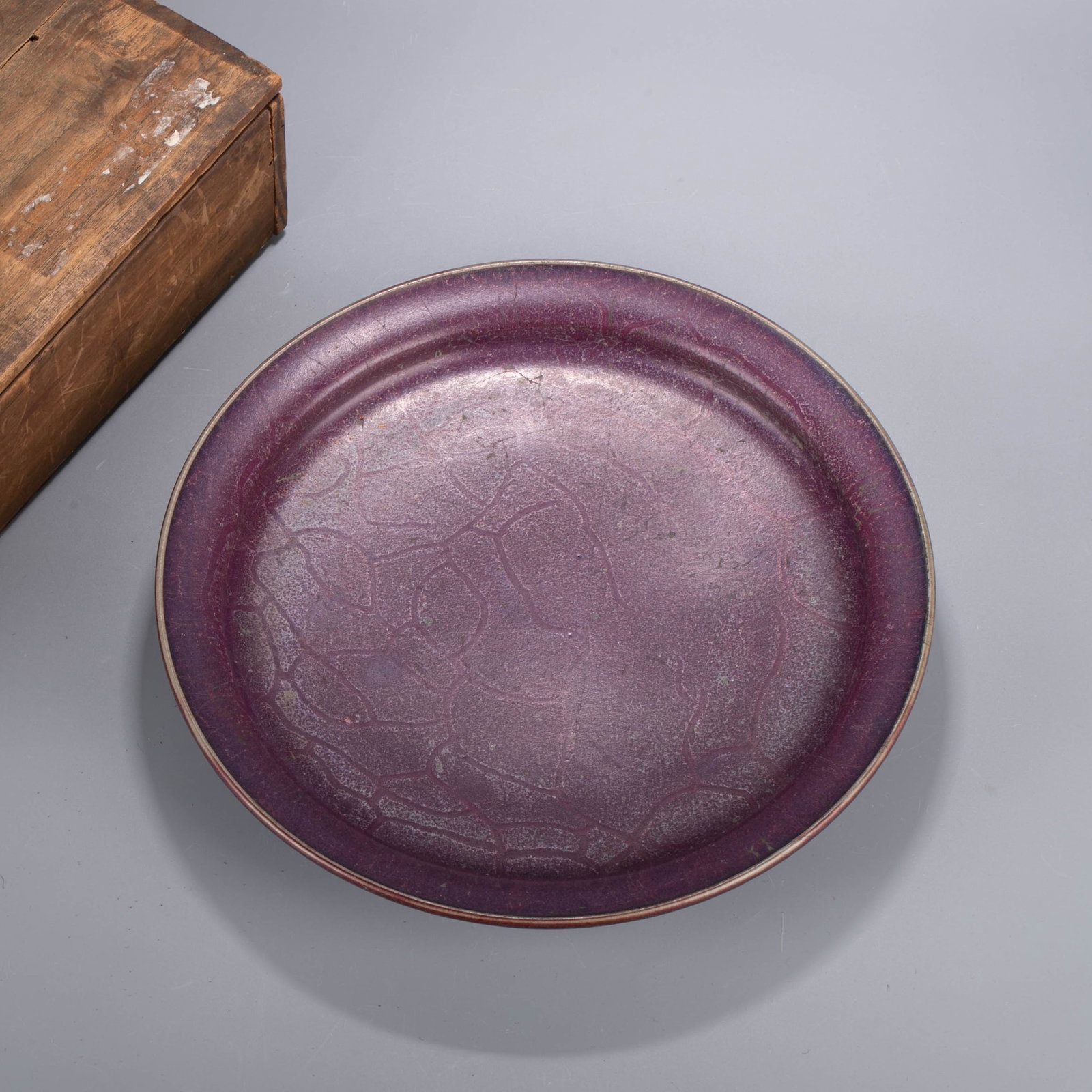 Jun ware erythema plate: This is a Jun kiln rose purple glaze folded rim dish.The plate has an open folded rim, a shallow belly and rounded feet, and a dignified and regular shape. The whole body is thickly glazed, and the