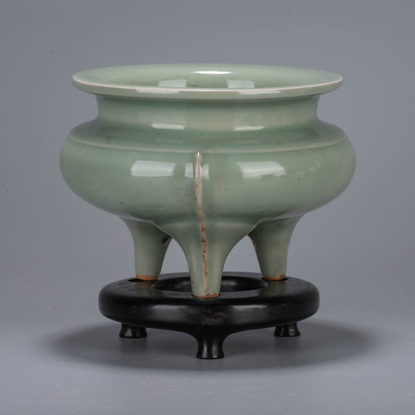 Longquan kiln three-legged incense burner (1 of 8)