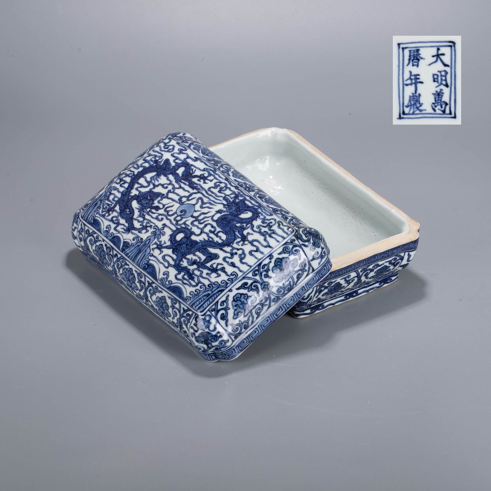 Qing Dynasty Blue and White Double Dragons Playing with Pearls Rectangular Print Box: This is a rectangular lid box with a blue and white double dragons playing with pearls pattern and Japanese horns.The box is in the shape of a rectangular corrugated corner, with a double mouth and a