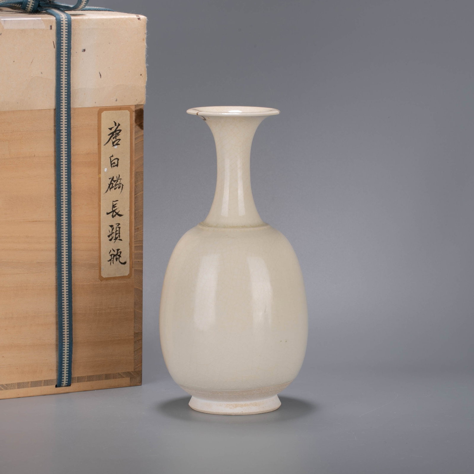 Sui white disk mouth bottle: This is a white glaze plate-mouth bottle from the Sui Dynasty.The mouth of the hand is slightly outward, the neck is long and slender, the shoulders are sloping, the belly is swollen and the feet are 