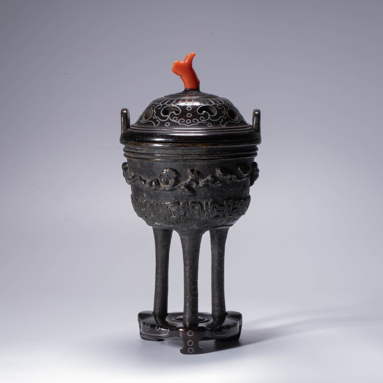 Taisho period tripod-style silver-wrapped three-legged copper incense burner: Taisho period tripod-style silver-wrapped three-legged copper incense burner