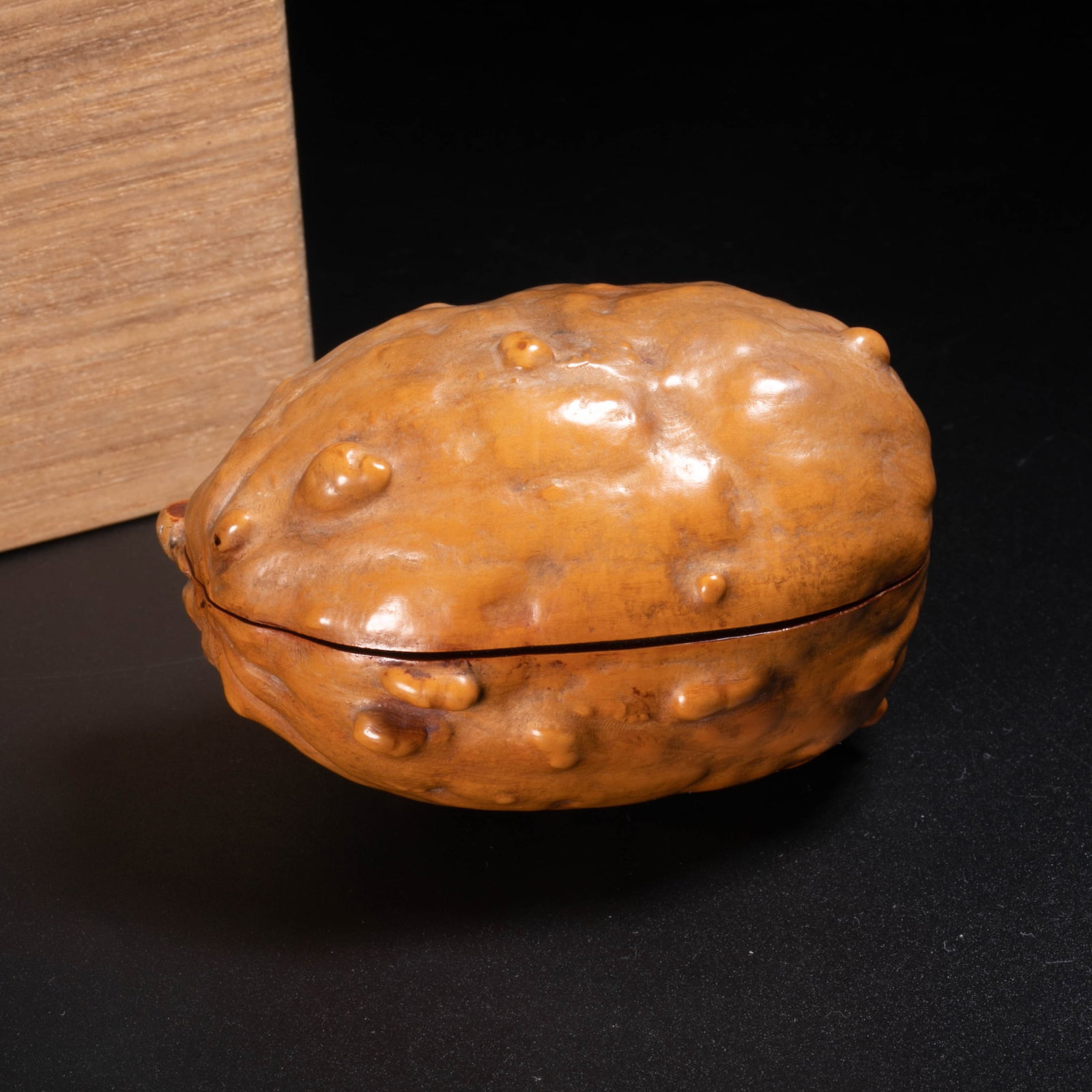 Melon shaped incense box (1 of 7)