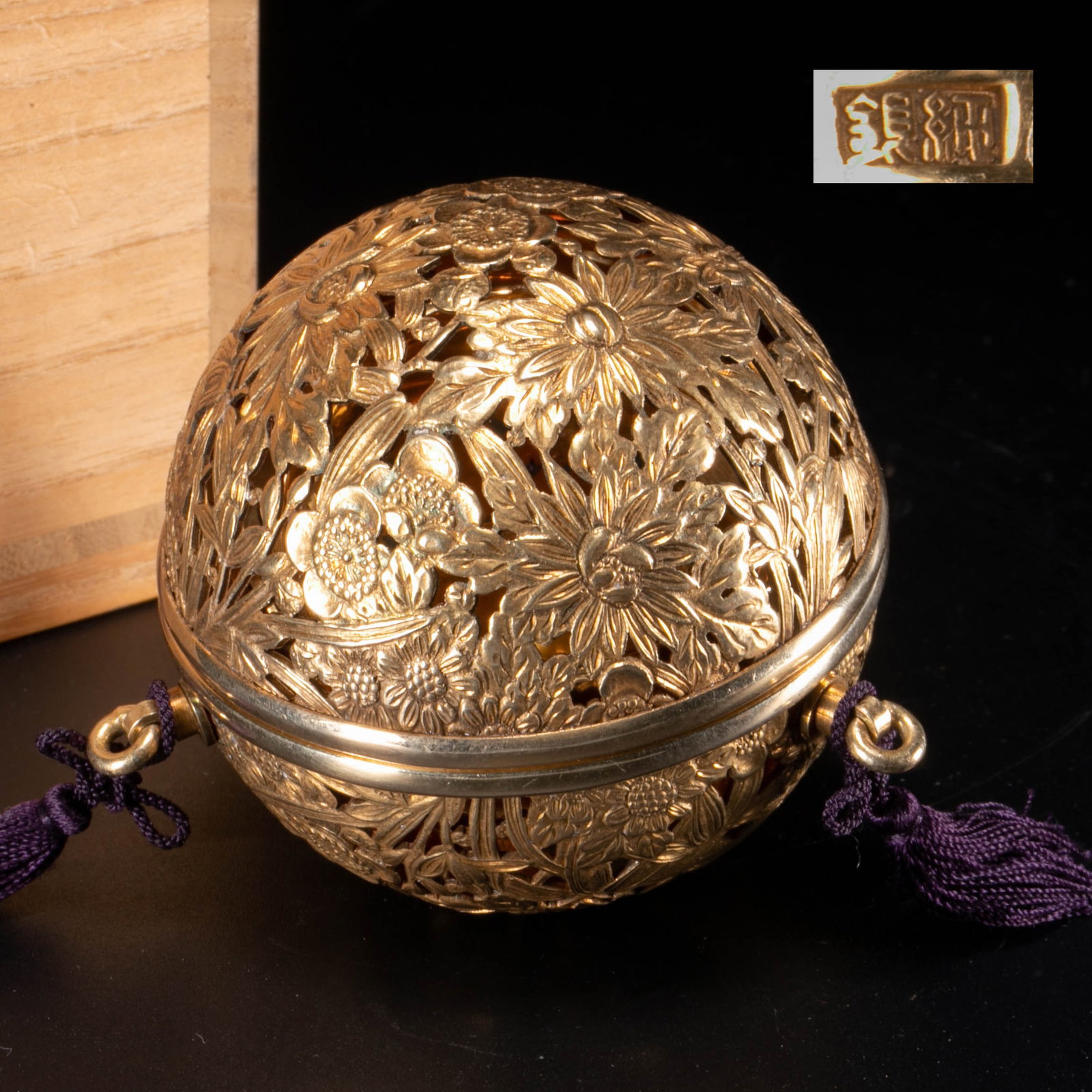 Meiji period sterling silver gilt flower pattern hanging fragrance: Meiji period sterling silver gilt flower pattern hanging fragrance