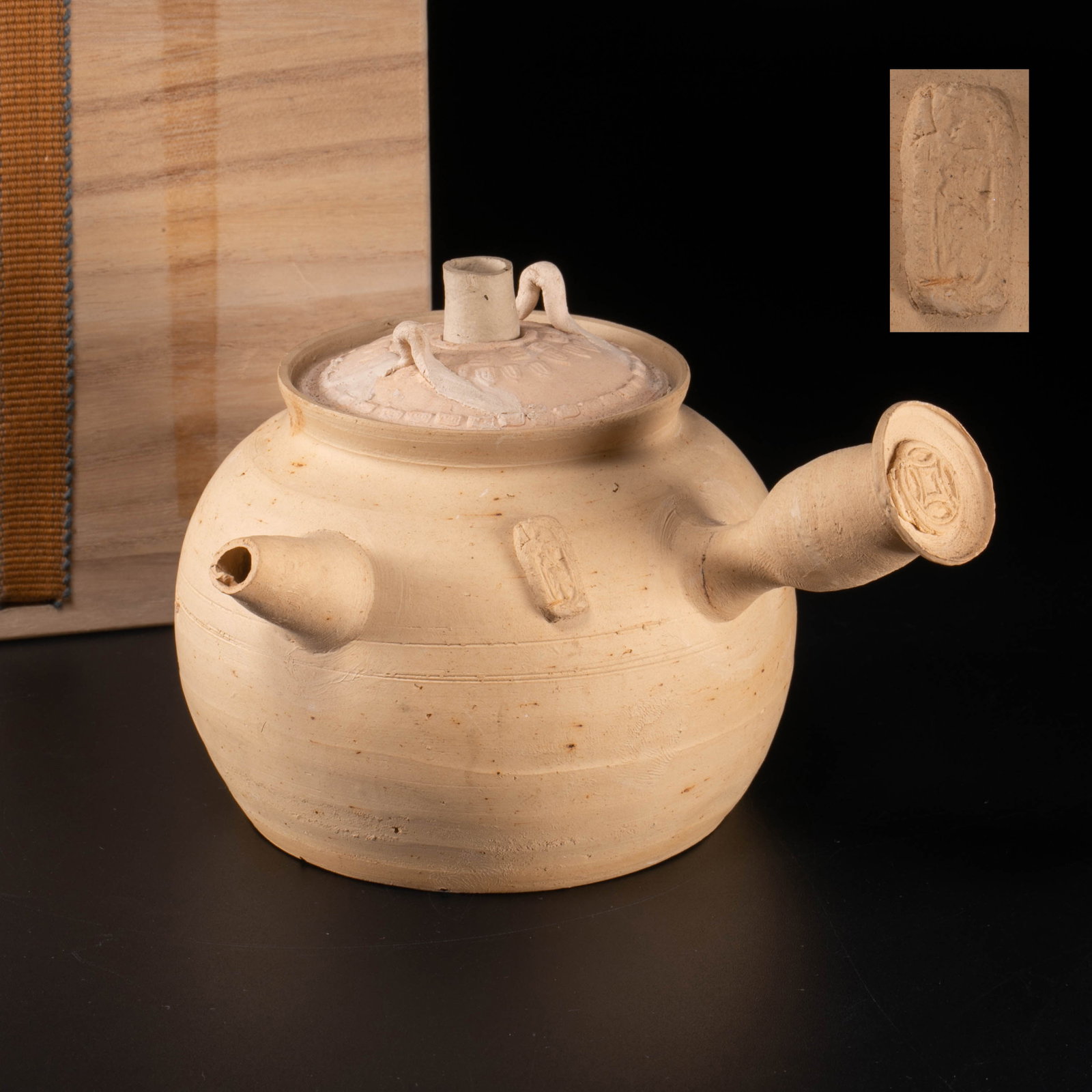 Tangwu Jieli mark white mud sand core: This is a white clay heart-shaped sand hammer with the inscription "Jieli" and the style of the early Qing Dynasty.The pot has a flat and round belly with a short flow and a crank. The core feature is