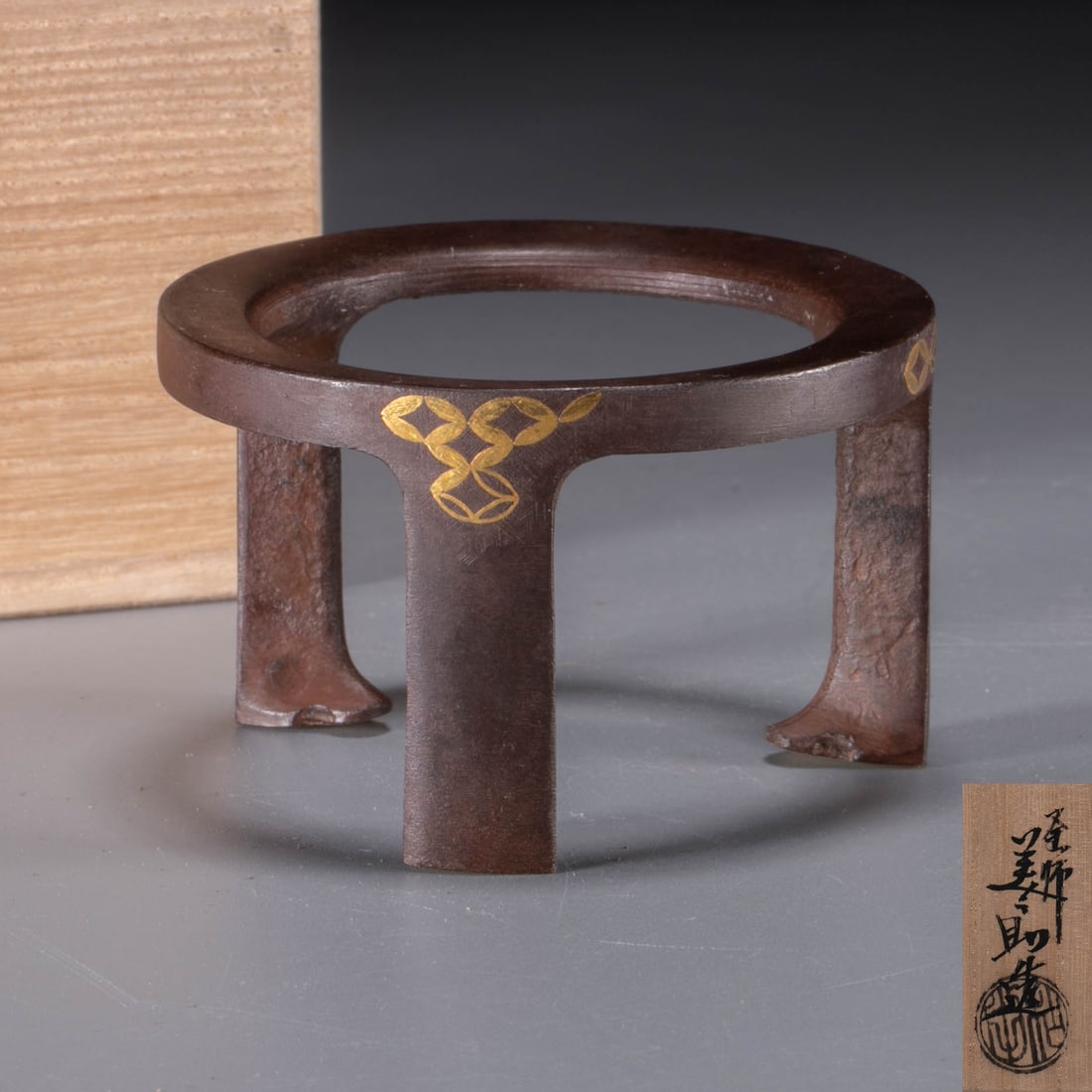 Kakashi Mei's assistant made iron and gold wood cover (1 of 7)