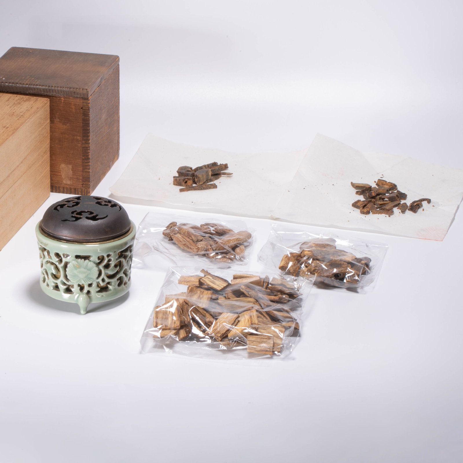 Agarwood celadon incense burner set: Agarwood celadon incense burner set