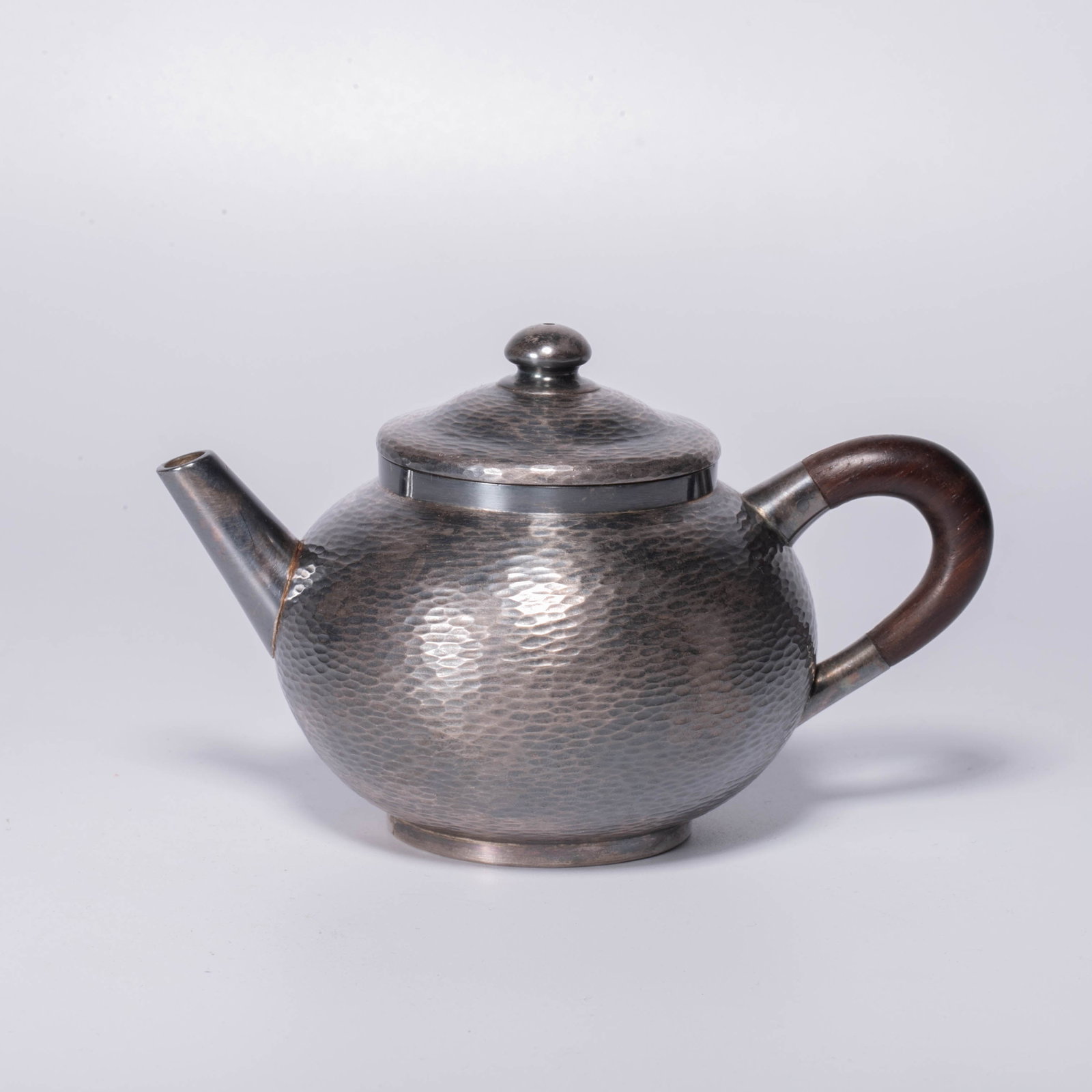 Sandalwood pattern, forehand silver beard: This is a "tan paper pattern" forehand sterling silver beard.The body of the pot is round and full, in the shape of an apple; the short straight spout (muzzle) allows smooth water flow; the "forehand"