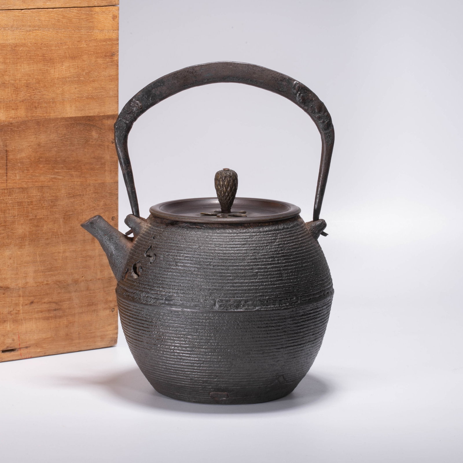 Meiji period gen pattern muzzle iron vase: Meiji period gen pattern muzzle iron vase