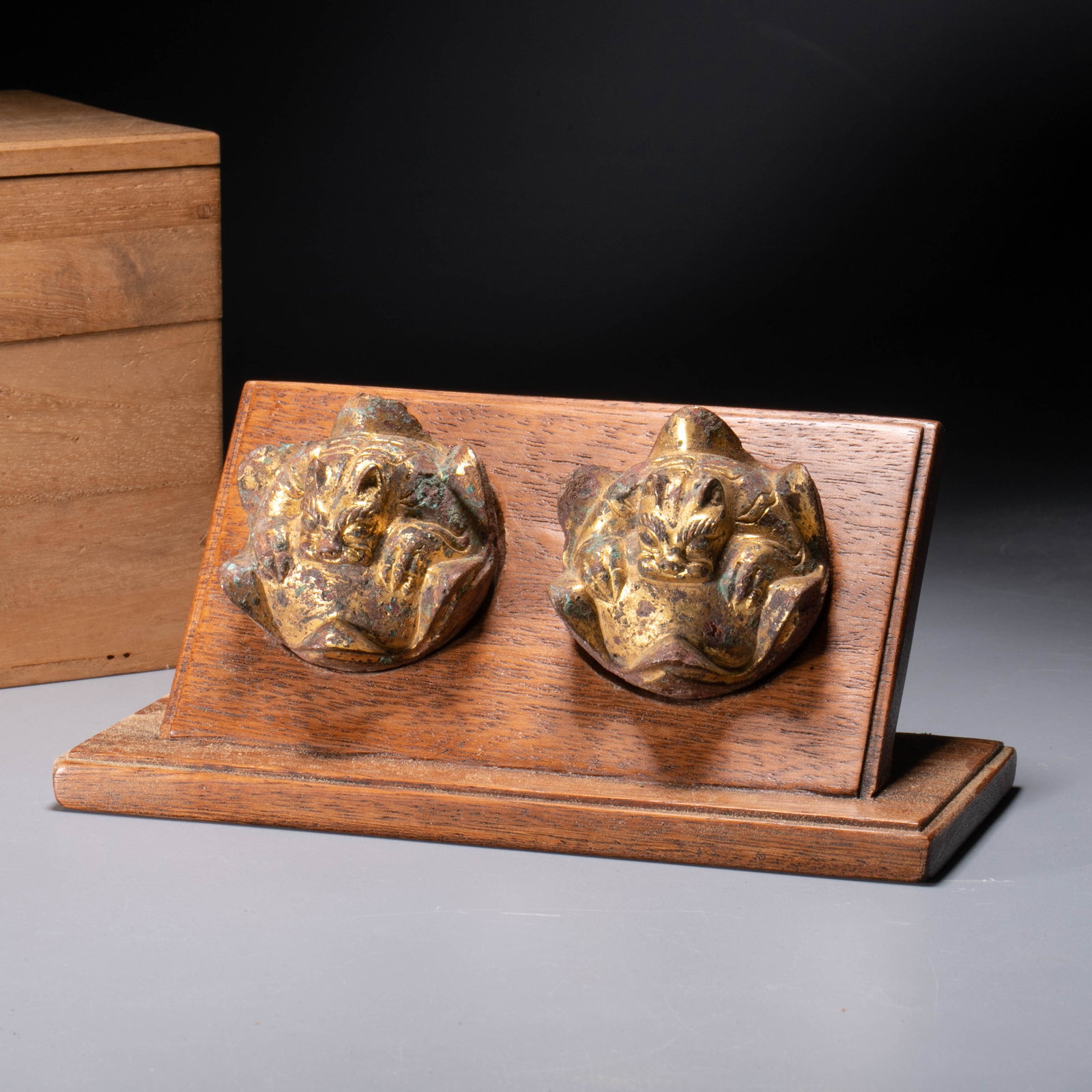 Han dynasty gilt bronze tiger-shaped town set with pedestal: Han dynasty gilt bronze tiger-shaped town set with pedestal