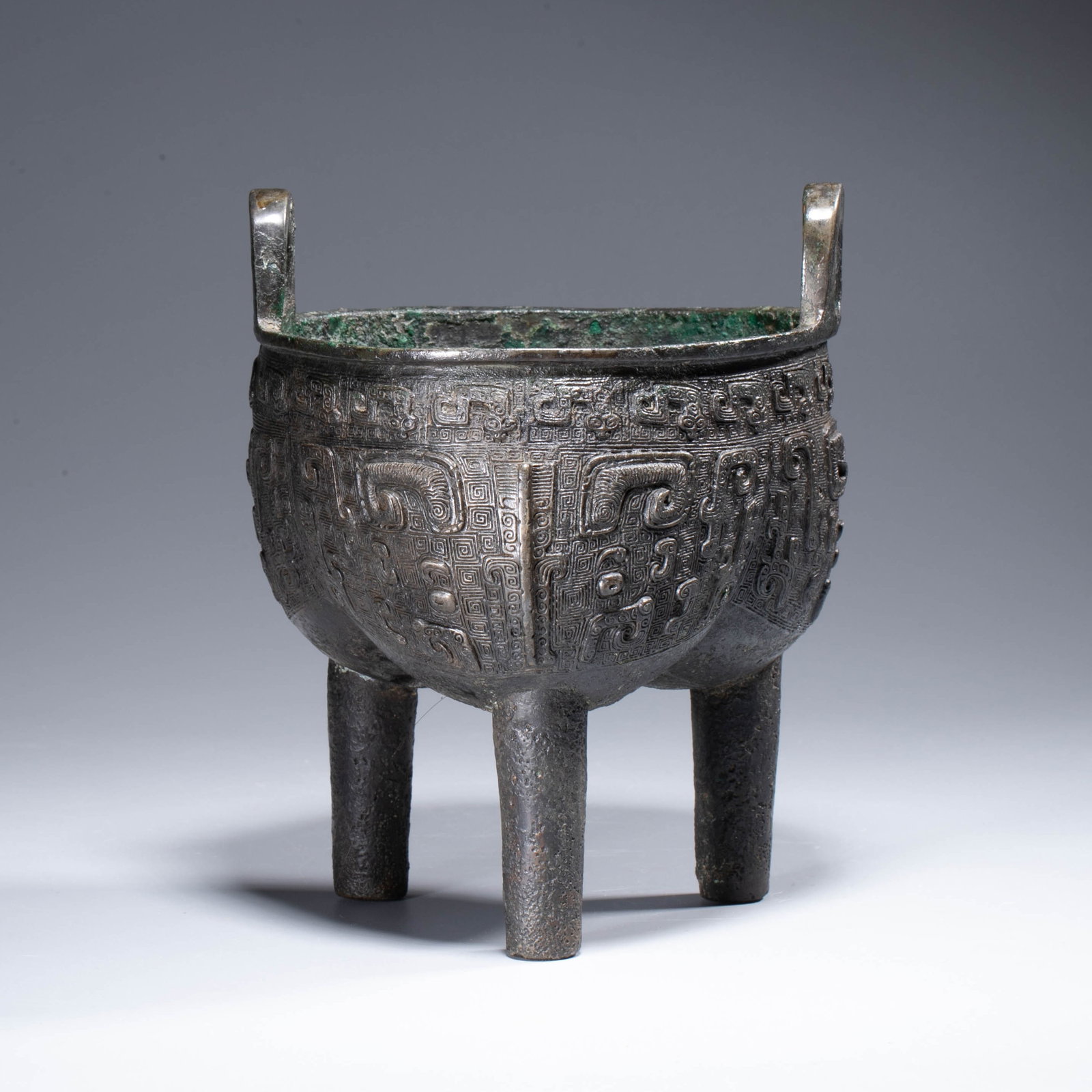 Shang Dynasty bronze tripod (1 of 7)