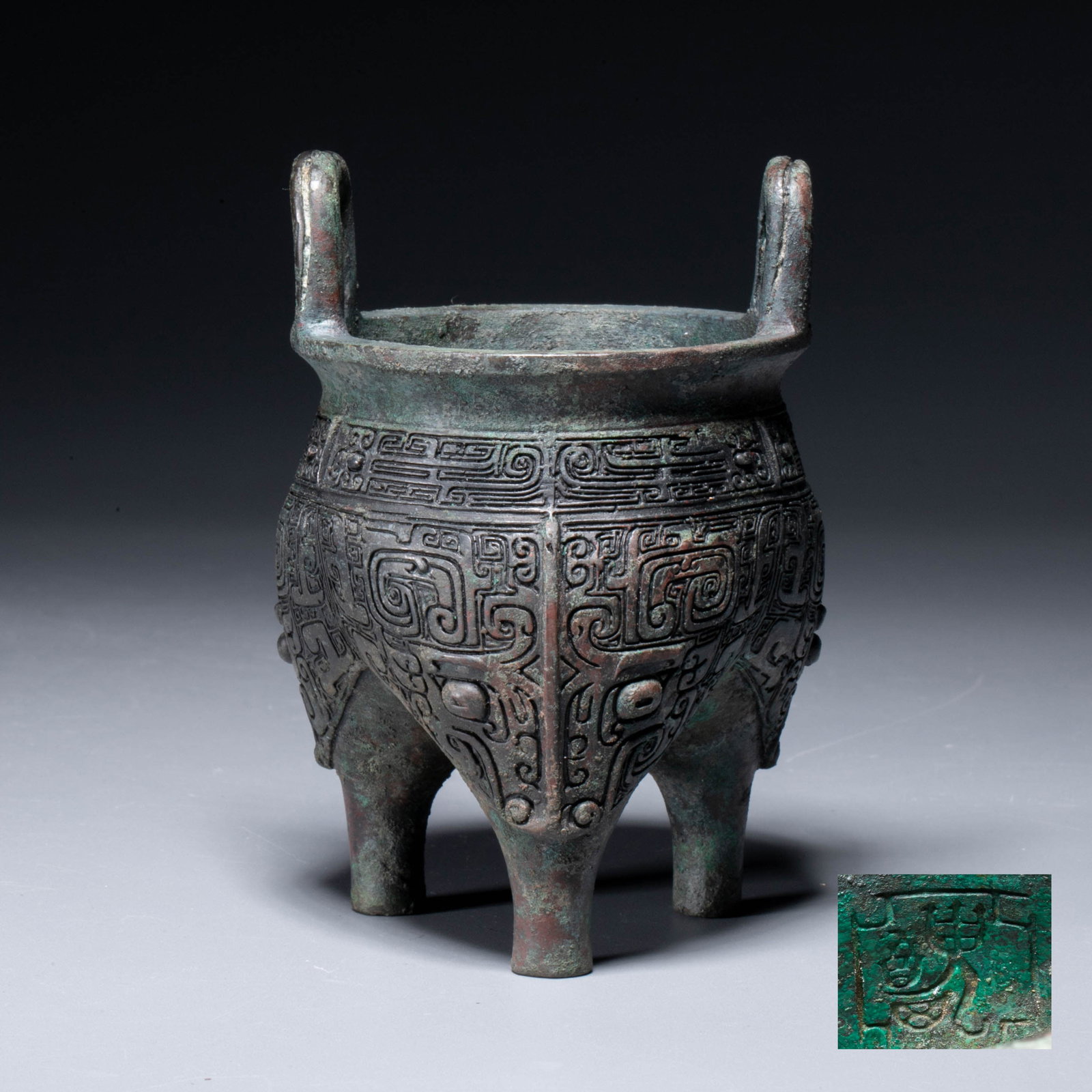 Western Zhou Dynasty Bronze Three-Legged Li (1 of 9)