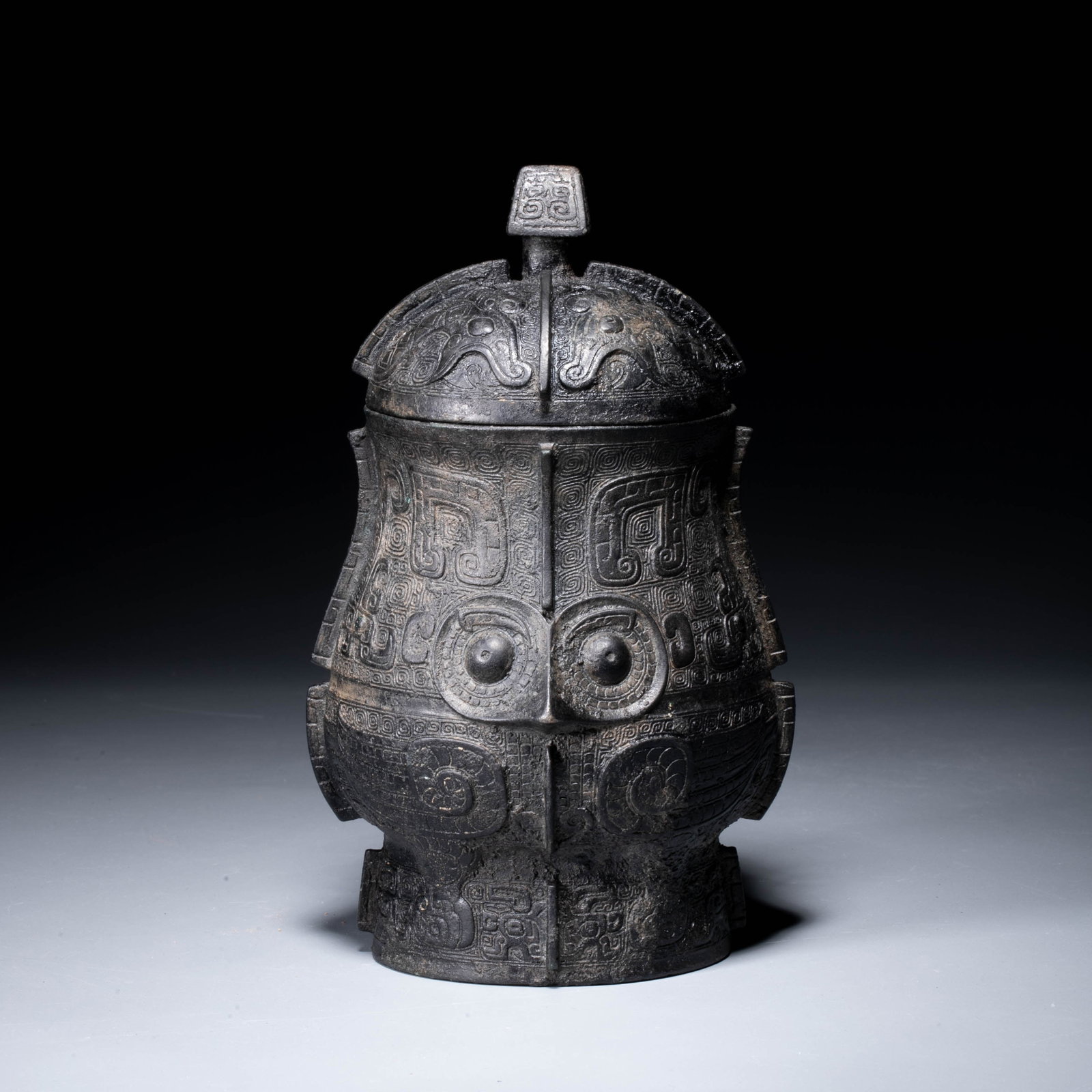 Shang Dynasty bronze vase with owl pattern: Shang Dynasty bronze vase with owl pattern