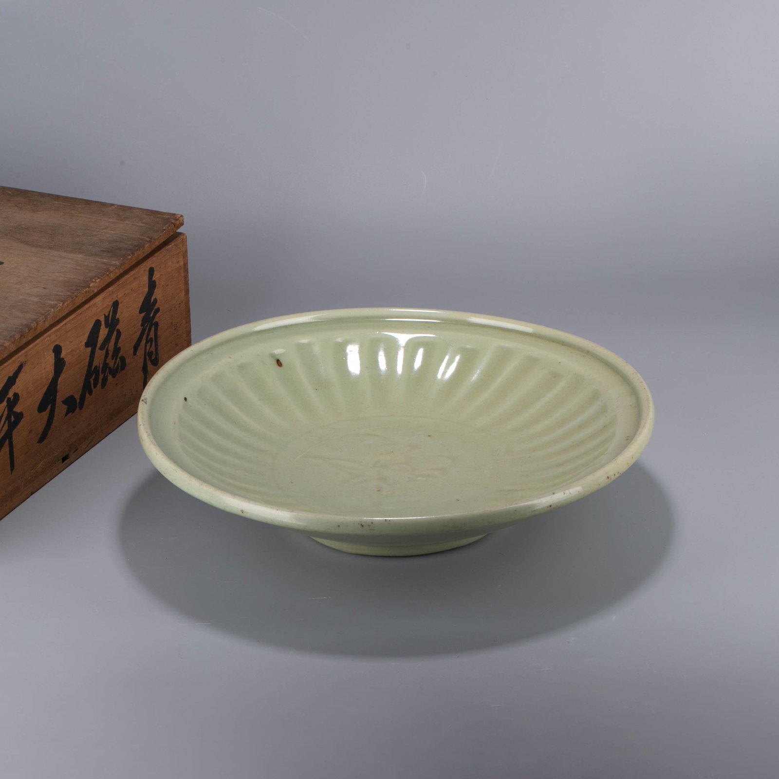 Ming Dynasty Longquan kiln flower pattern large dish (1 of 10)