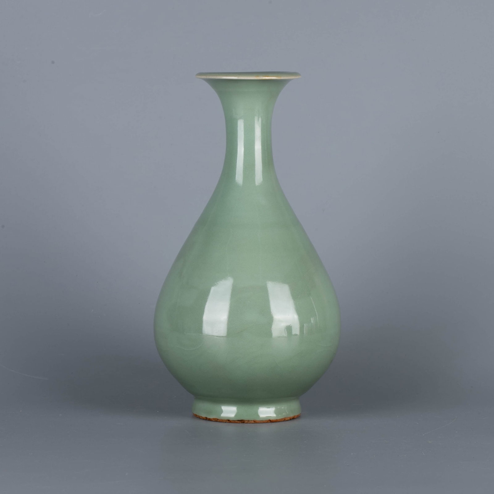 Ming Dynasty Longquan kiln celadon jade pot and spring vase: Ming Dynasty Longquan kiln celadon jade pot and spring vase