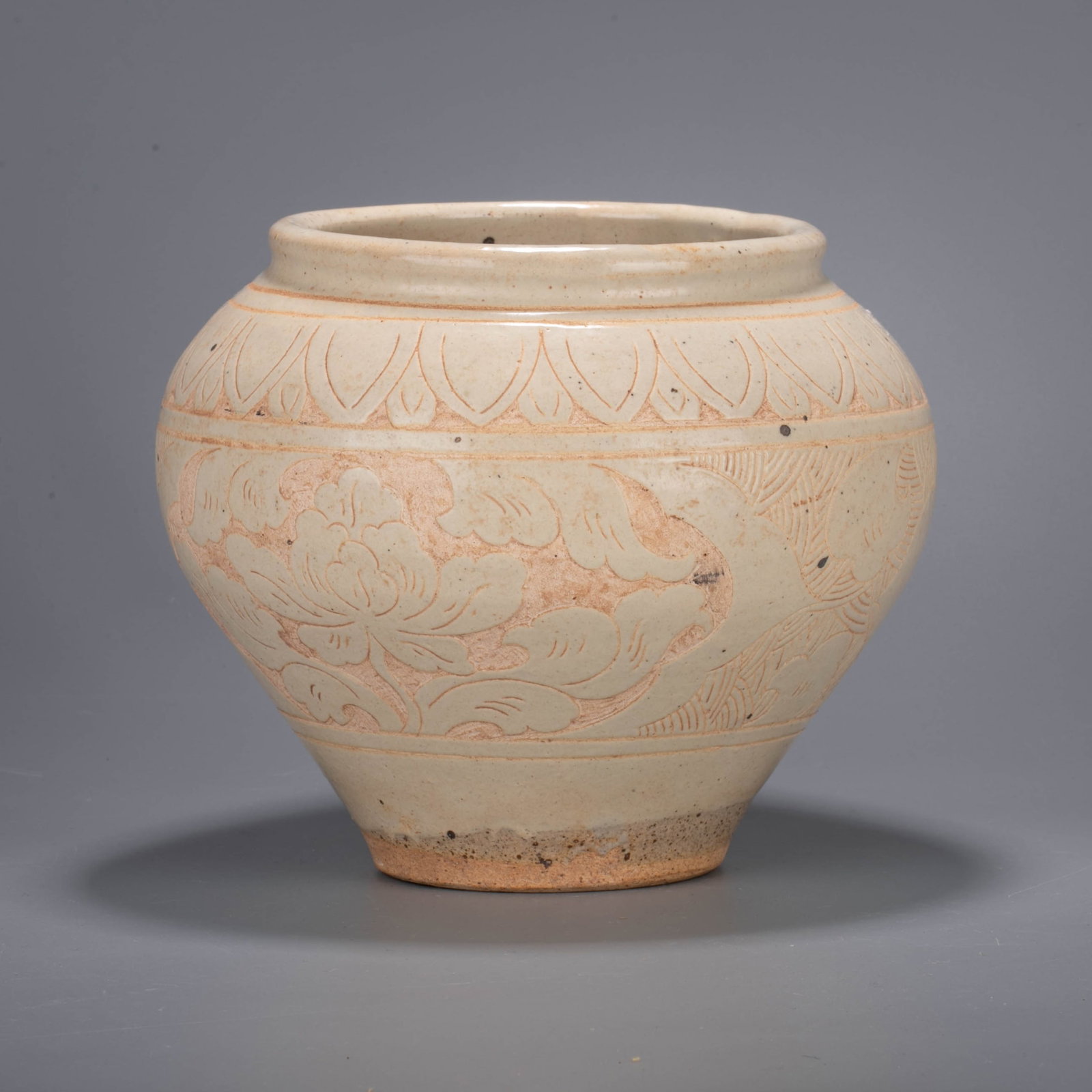 Song Dynasty Cizhou kiln incised Tang grass pattern pot (1 of 6)