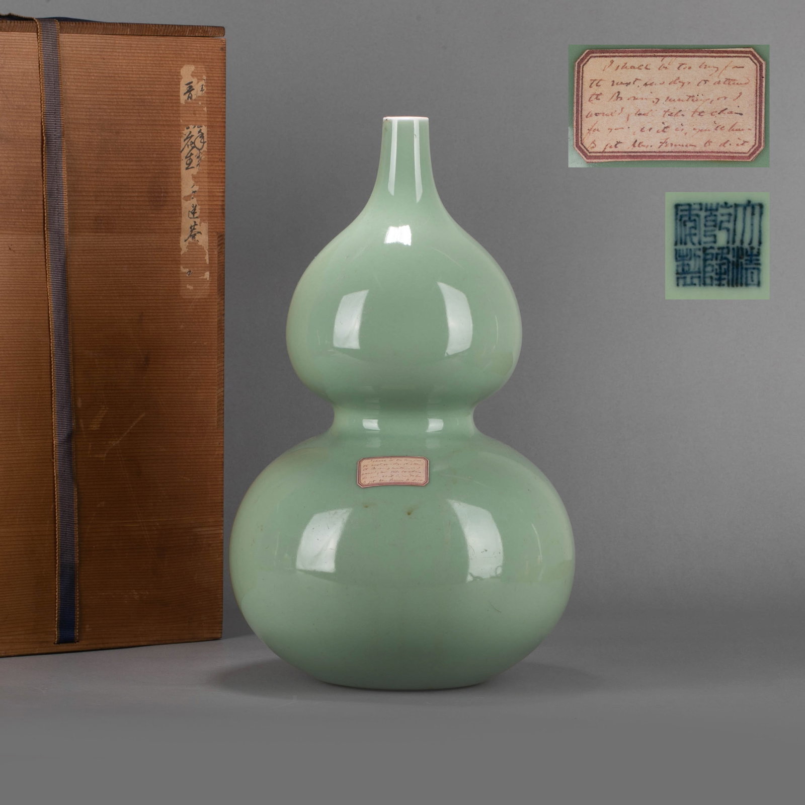 Qianlong period of Qing Dynasty, bean green glazed gourd-shaped vase: Qianlong period of Qing Dynasty, bean green glazed gourd-shaped vase