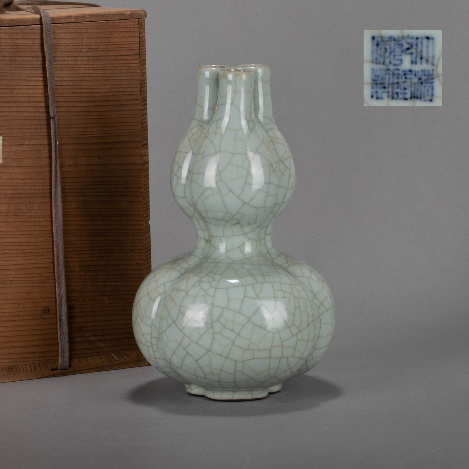 Ge ware crackle glaze three-hole scoop-shaped bottle, Qianlong period, Qing Dynasty: Ge ware crackle glaze three-hole scoop-shaped bottle, Qianlong period, Qing Dynasty
