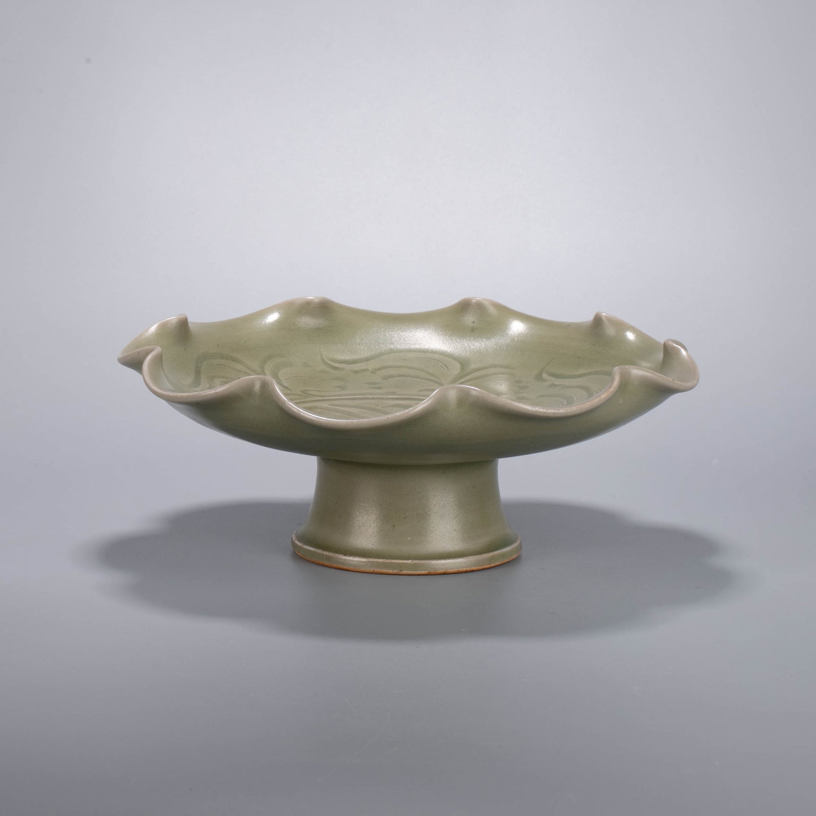Song Dynasty Yaozhou kiln lobed rim high foot plate: Song Dynasty Yaozhou kiln lobed rim high foot plate